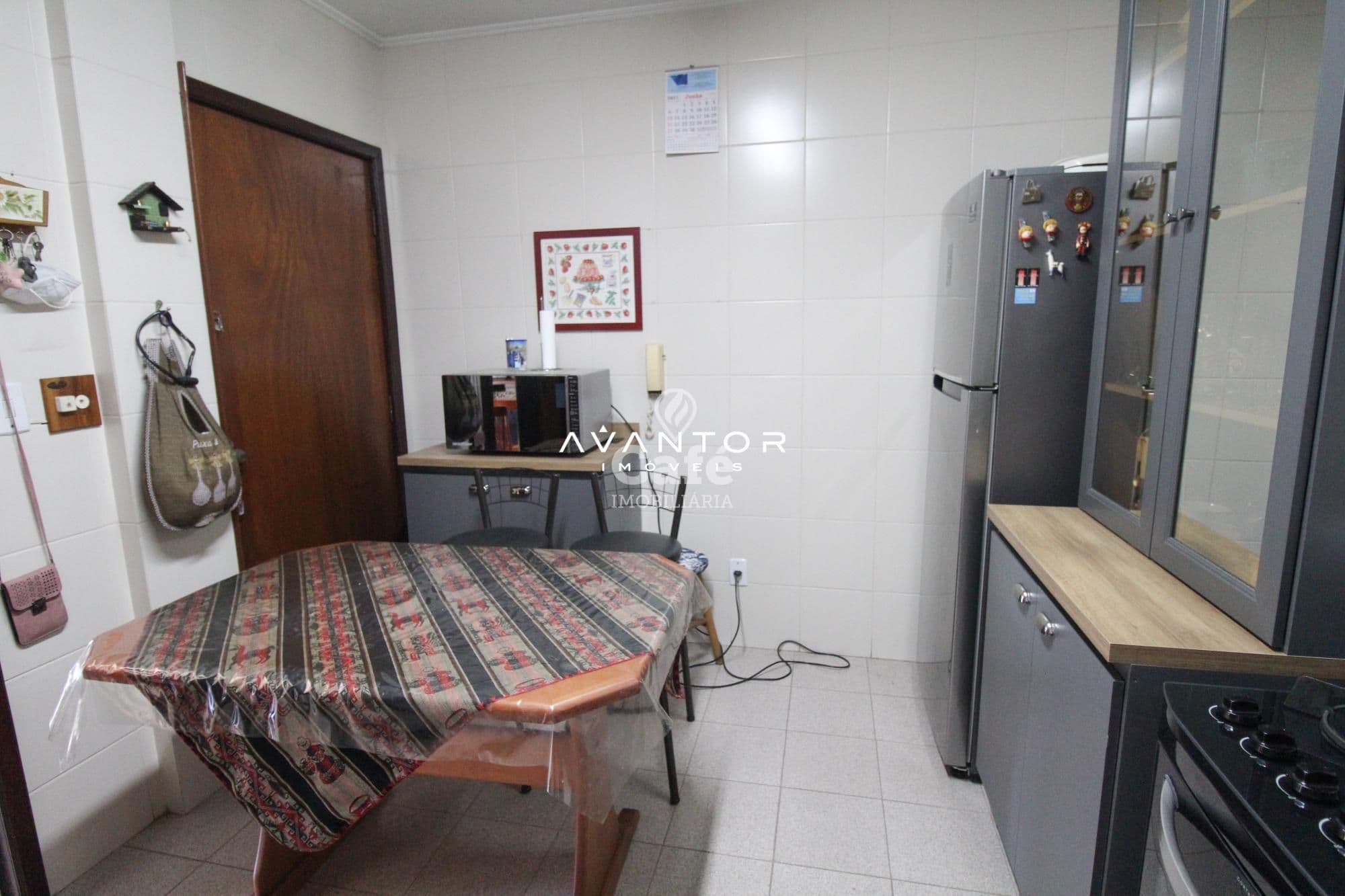 Amplo apartamento,com 3 dormitórios,sendo 1 suíte,escritório,sacada e duas vagas de garage — Apartamento com 4 quartos à venda em Nossa Senhora de Fátima, Santa Maria/RS