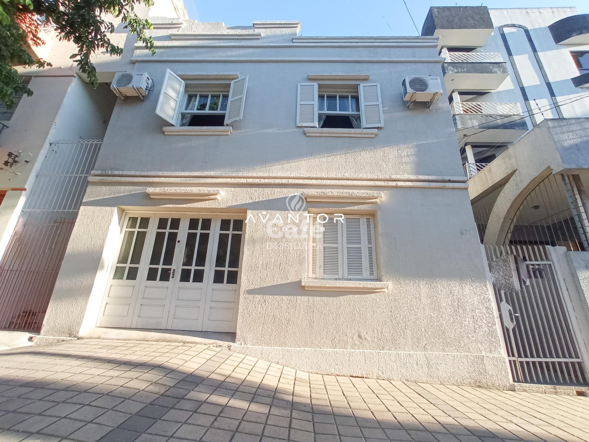 Fachada da casa com garagem — Casa com 2 quartos à venda em Centro, Santa Maria/RS