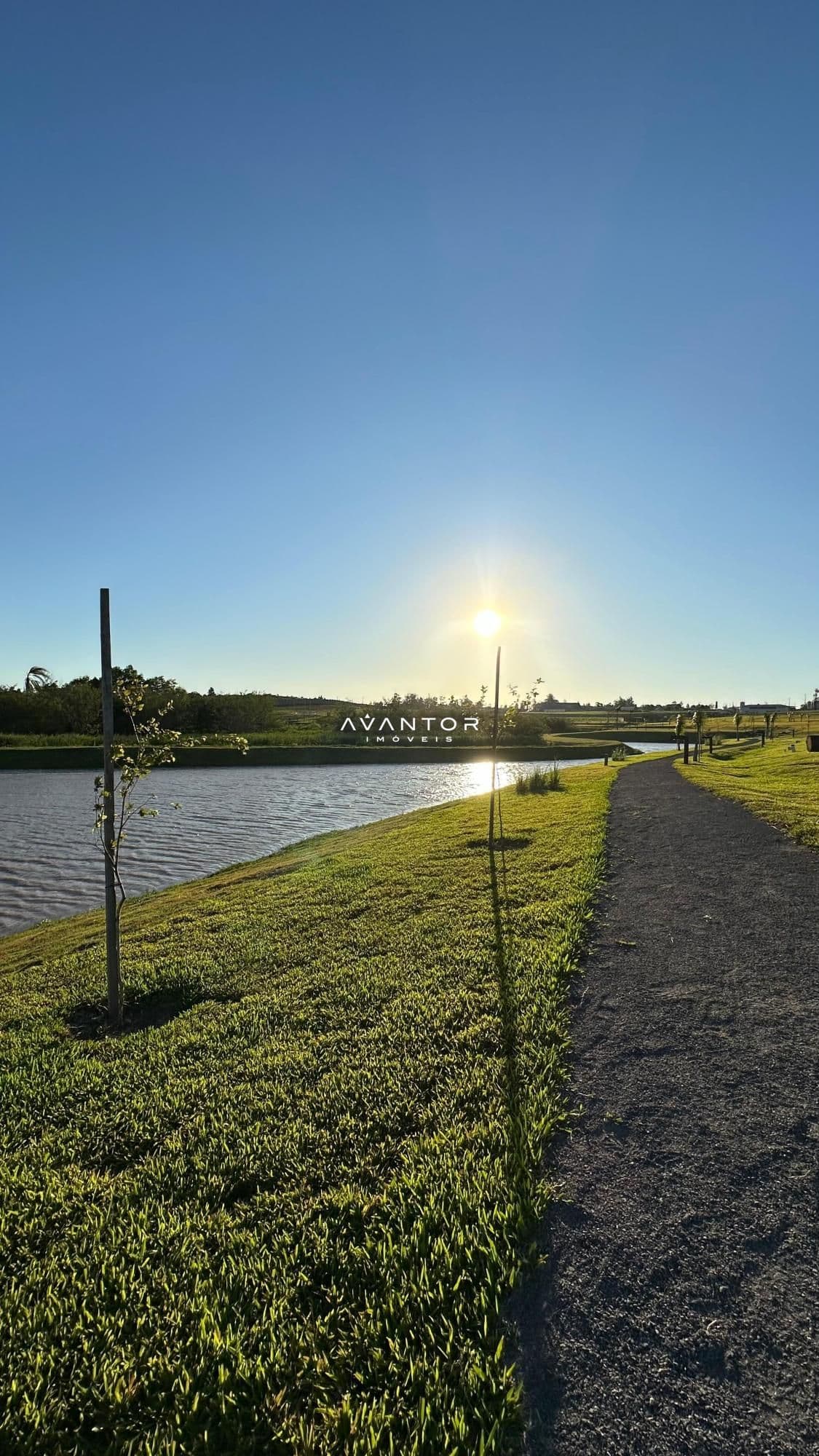 Área externa com lago e jardim — Terreno à venda no Estância dos Montes, em Tomazetti, Santa Maria/RS