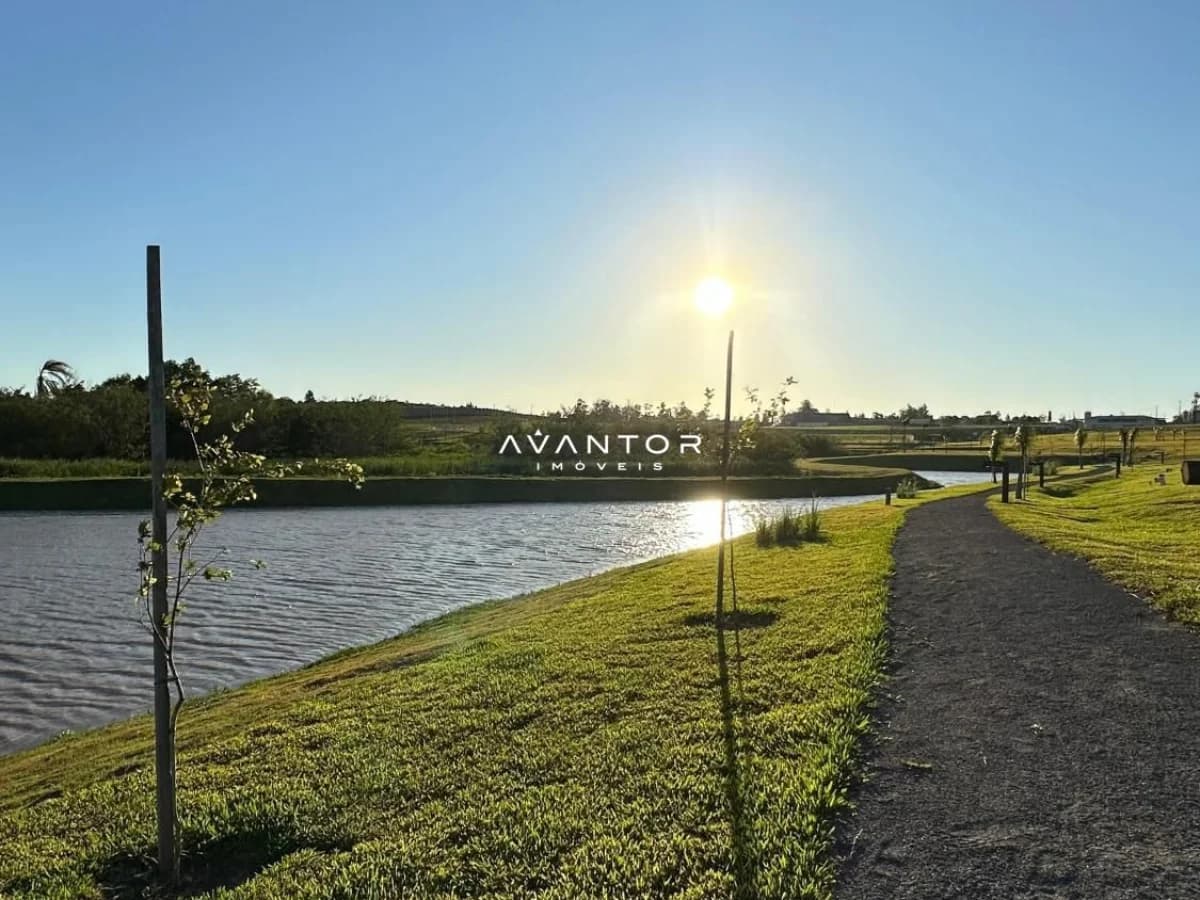 Área externa com lago e jardim — Terreno à venda no Estância dos Montes, em Tomazetti, Santa Maria/RS