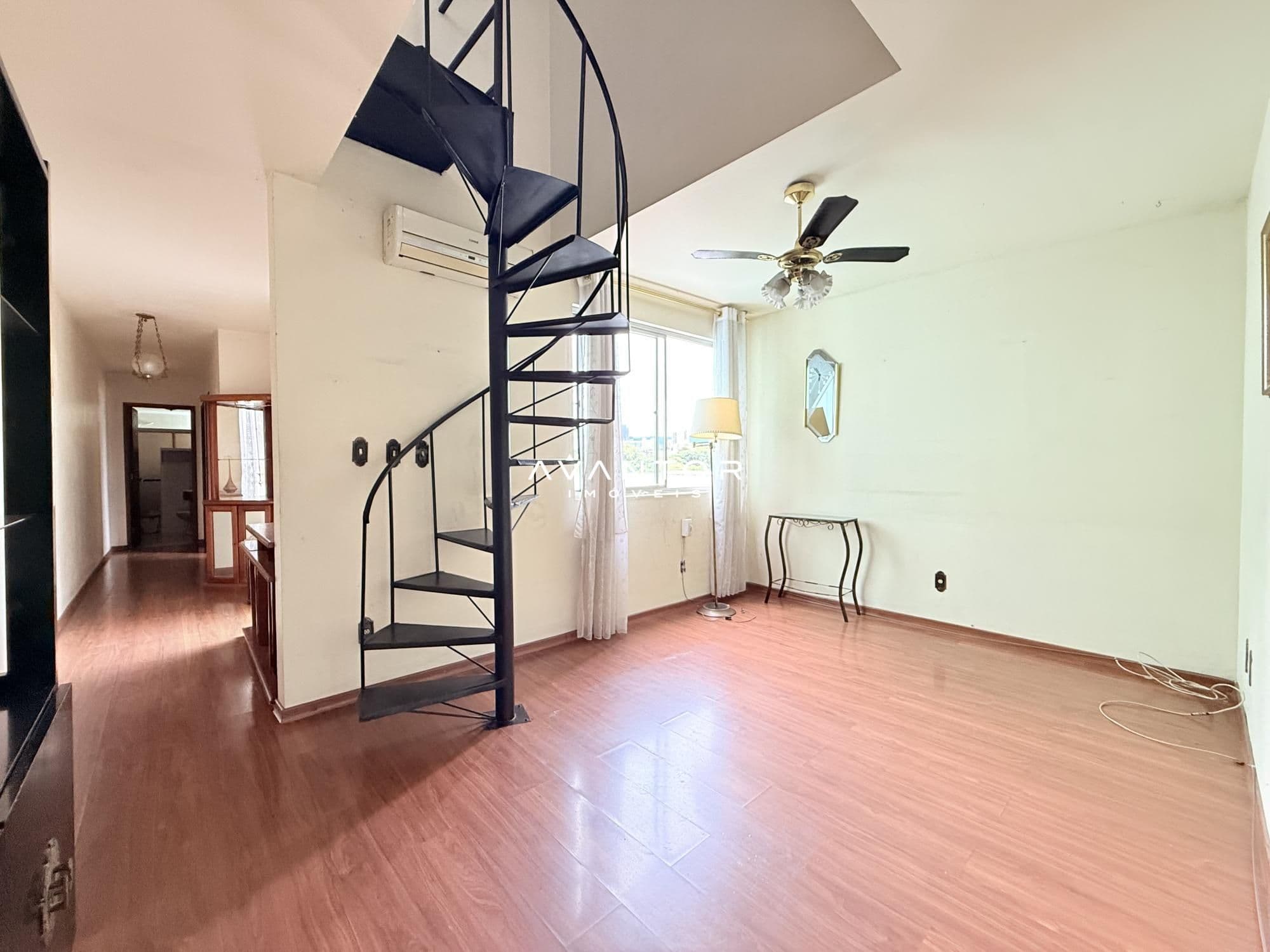 Sala com escada espiral e mezanino — Cobertura com 3 quartos à venda no Edificio San Calro, em Patronato, Santa Maria/RS