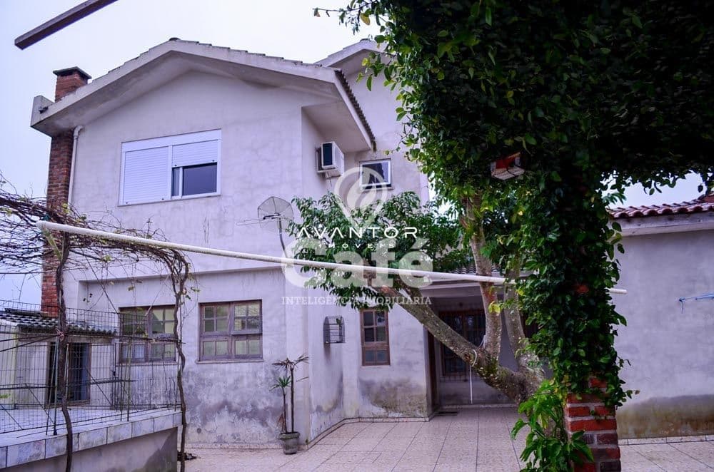 Fachada da casa com jardim — Casa com 5 quartos à venda em Pé de Plátano, Santa Maria/RS