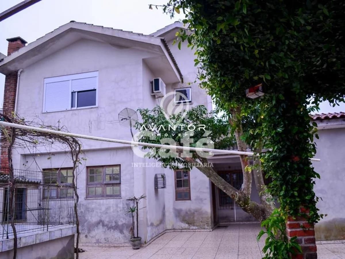 Fachada da casa com jardim — Casa com 5 quartos à venda em Pé de Plátano, Santa Maria/RS