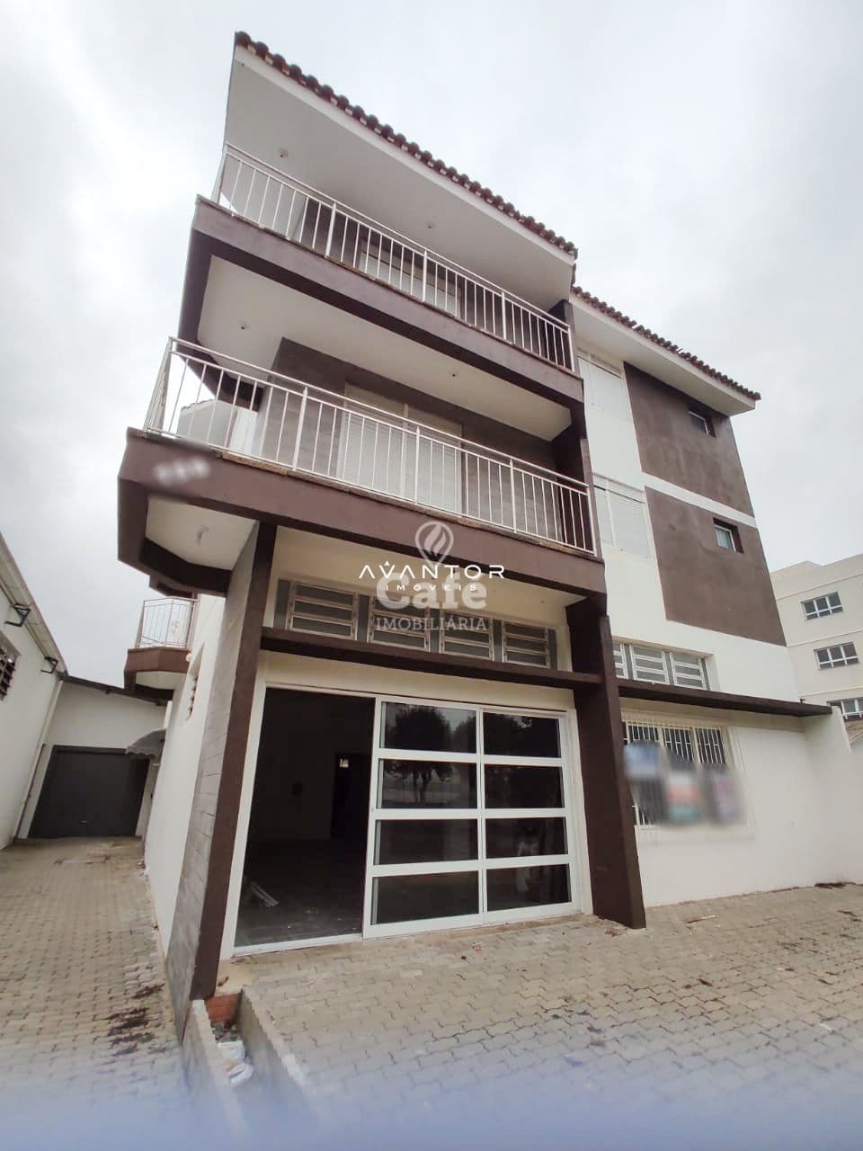 Fachada do prédio com sacadas — Sala Comercial com 1 sala à venda em Juscelino Kubitschek, Santa Maria/RS
