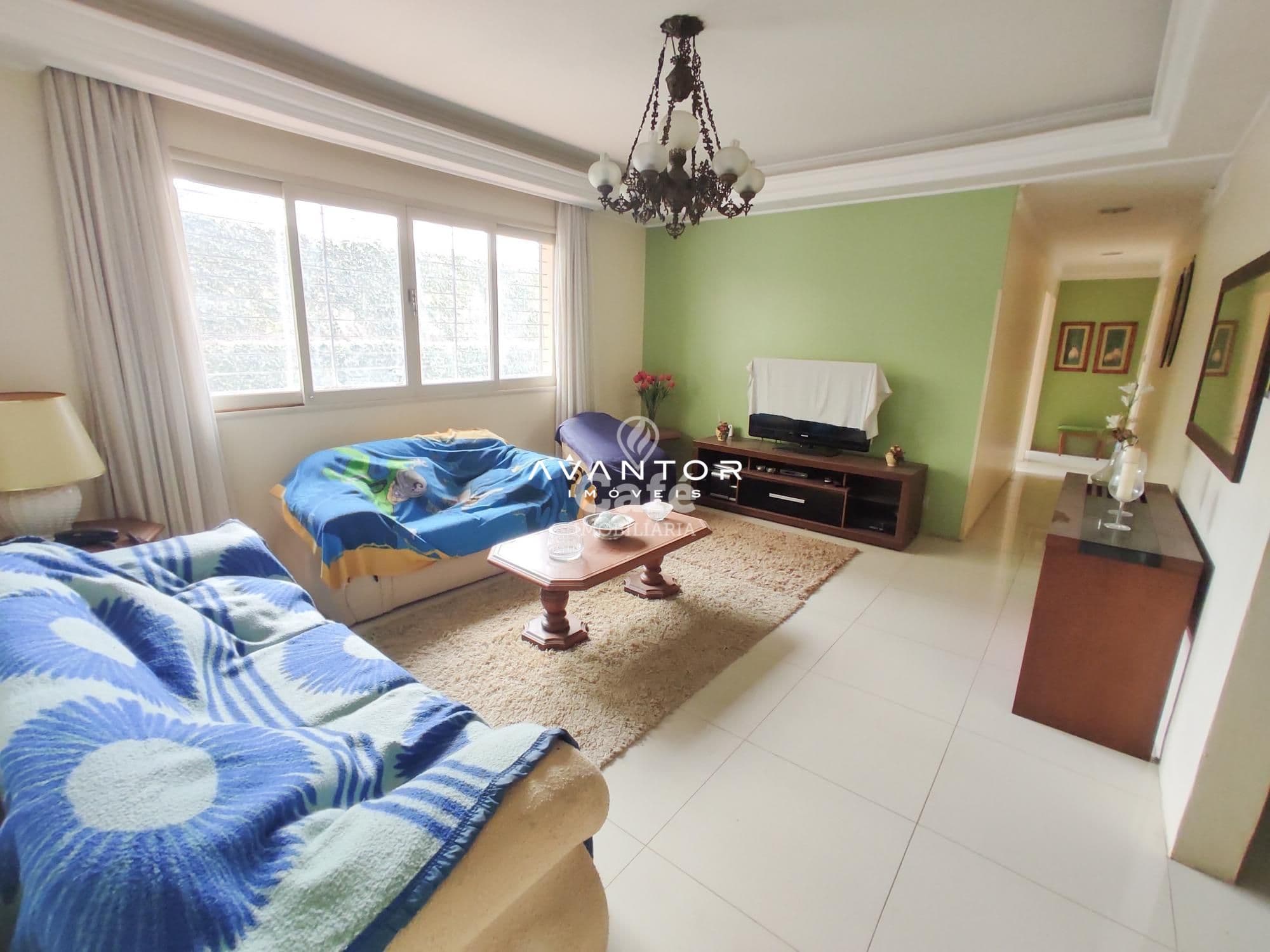 Sala de estar com sofá e televisão — Apartamento com 4 quartos à venda no Residencial Colorado, em Bonfim, Santa Maria/RS