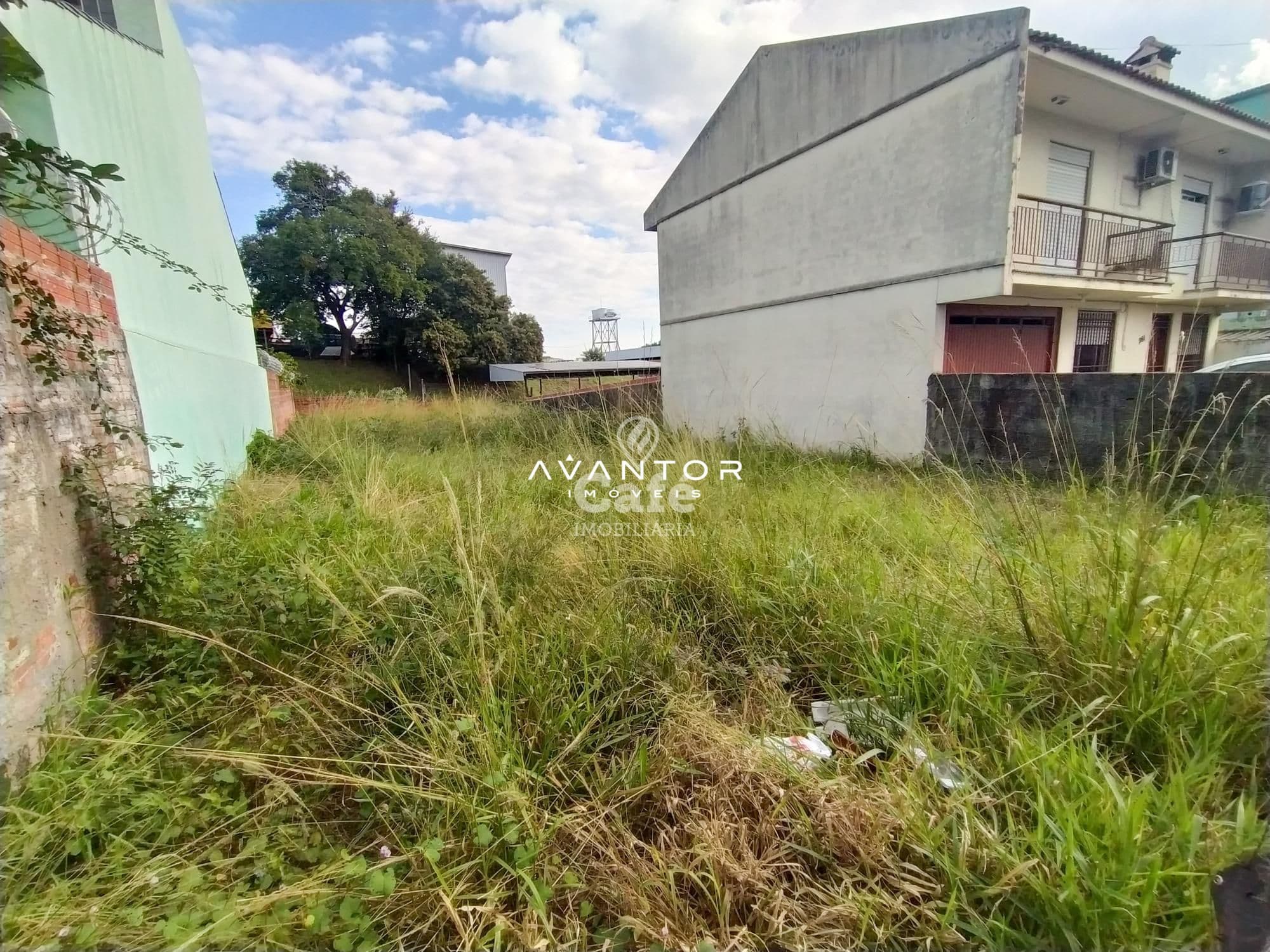 Terreno com edificações ao fundo — Terreno à venda em Nossa Senhora de Lourdes, Santa Maria/RS