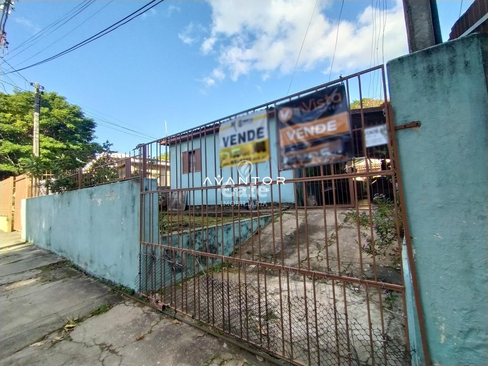 Fachada do terreno com portão — Terreno à venda em Nossa Senhora de Lourdes, Santa Maria/RS