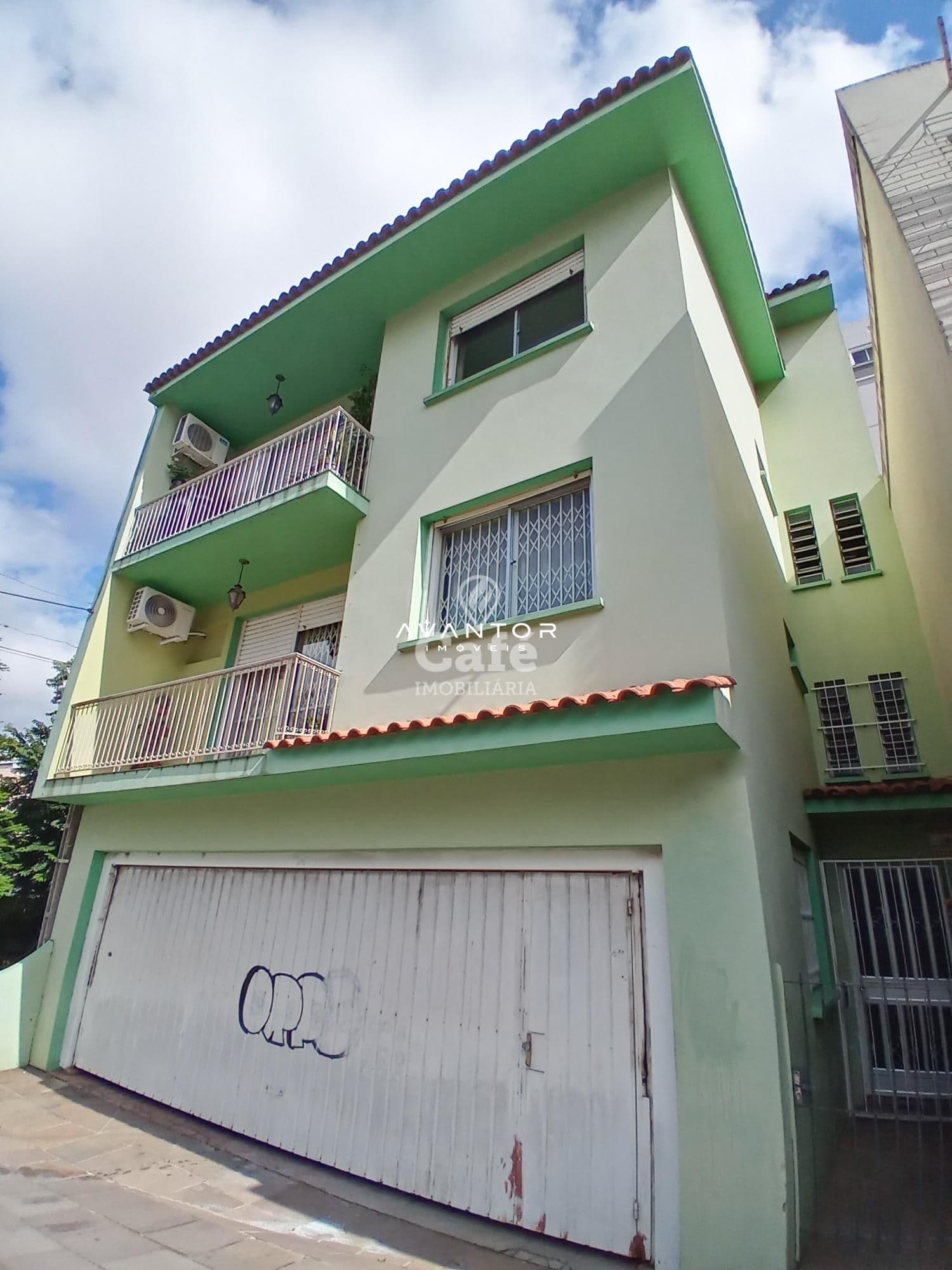 Fachada da casa com garagem — Apartamento com 3 quartos à venda em Nossa Senhora de Fátima, Santa Maria/RS