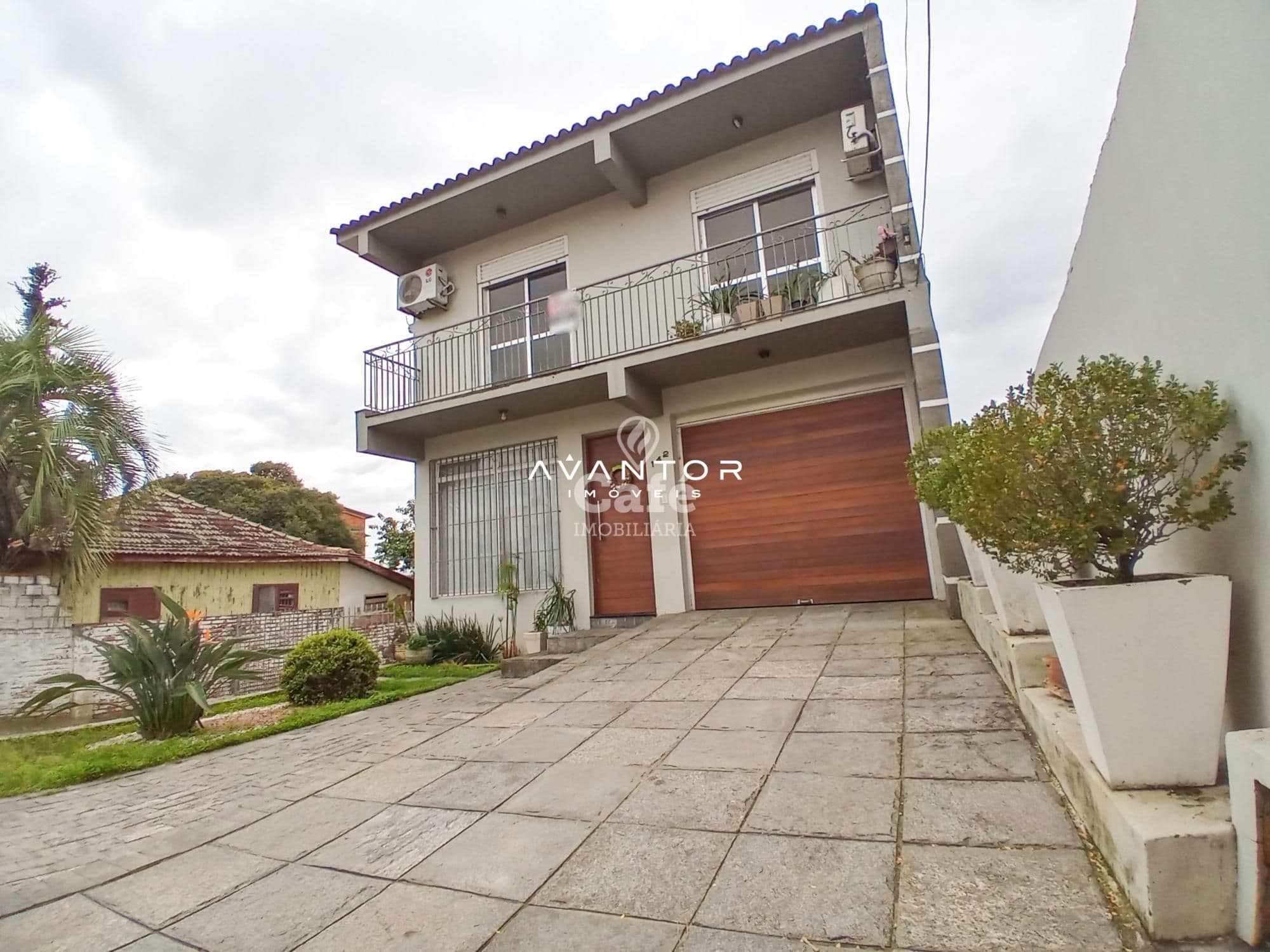Fachada da casa com garagem — Casa com 3 quartos à venda em Carolina, Santa Maria/RS