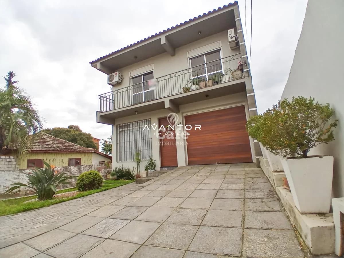 Fachada da casa com garagem — Casa com 3 quartos à venda em Carolina, Santa Maria/RS