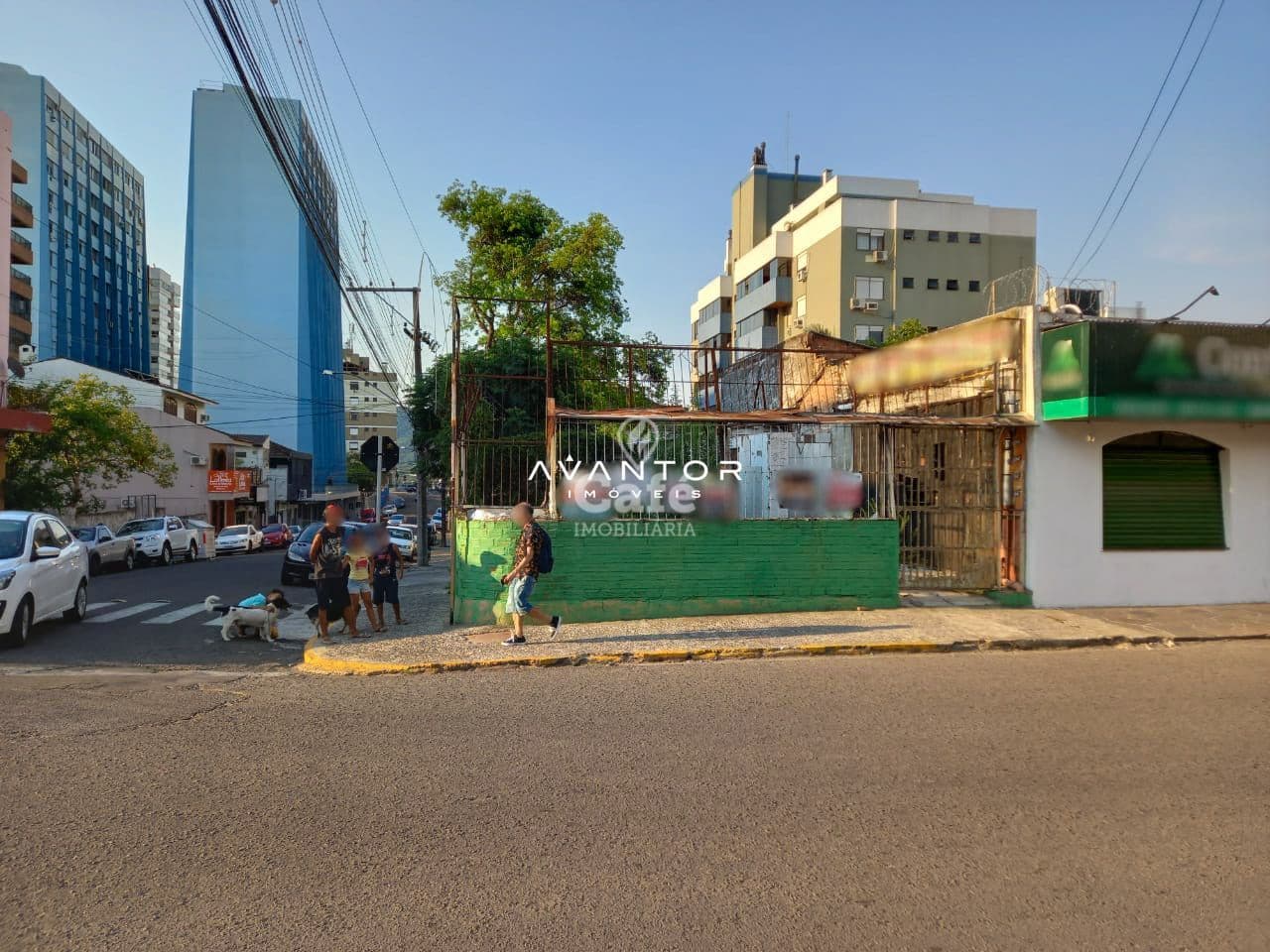Fachada do imóvel com área externa — Terreno à venda em Centro, Santa Maria/RS