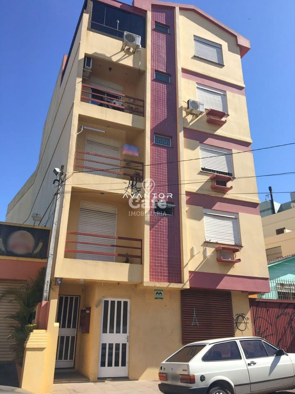 Fachada do prédio com sacadas — Sala Comercial com 1 sala à venda em Nossa Senhora de Fátima, Santa Maria/RS