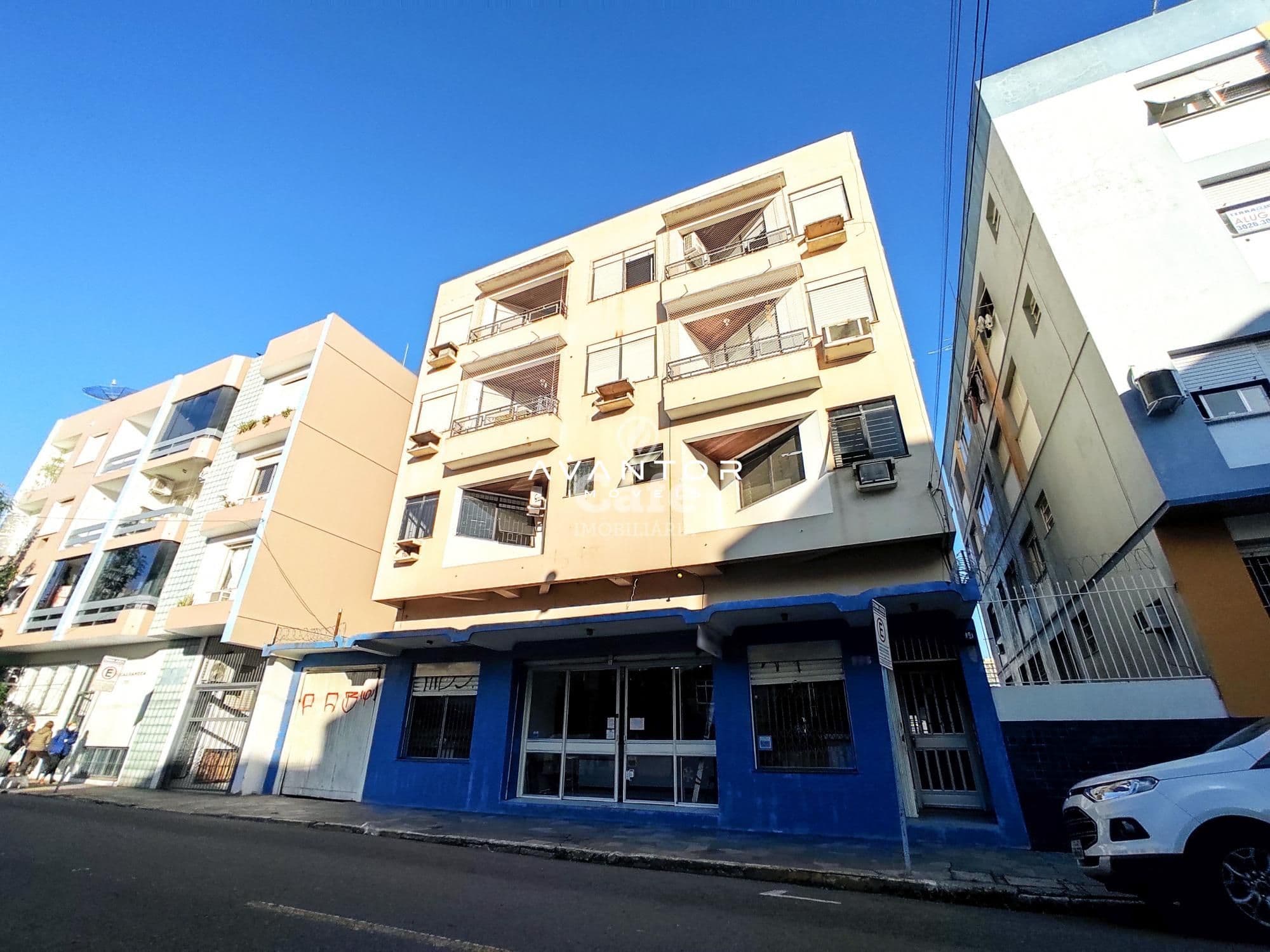 Fachada do prédio com comércios na base — Sala Comercial com 1 sala à venda em Nossa Senhora de Fátima, Santa Maria/RS