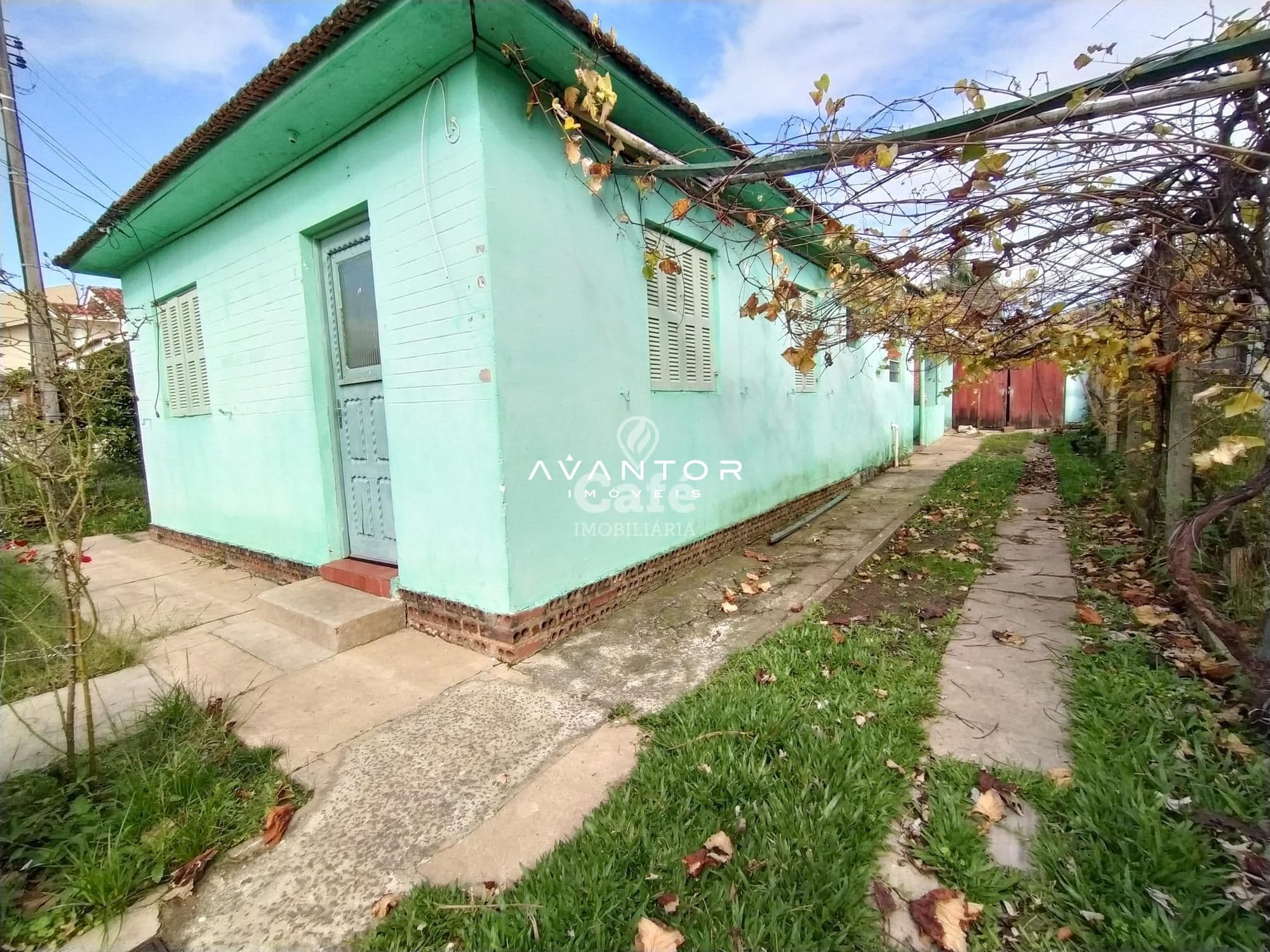 Fachada da casa com acesso lateral — Terreno à venda em Camobi, Santa Maria/RS