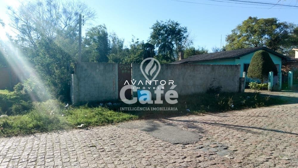 Terreno com construção e muro de alvenaria — Terreno à venda em Nossa Senhora do Rosário, Santa Maria/RS