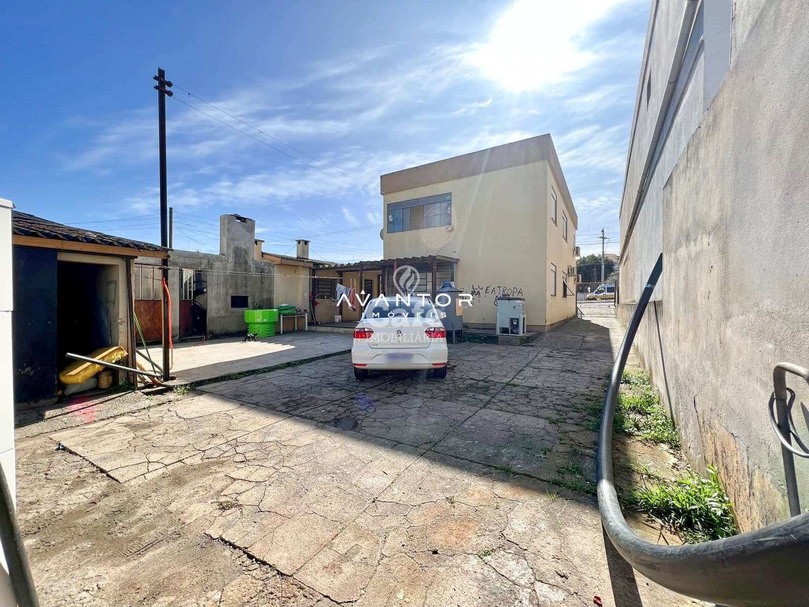 Pátio com garagem e construções adjacentes — Terreno à venda em Patronato, Santa Maria/RS