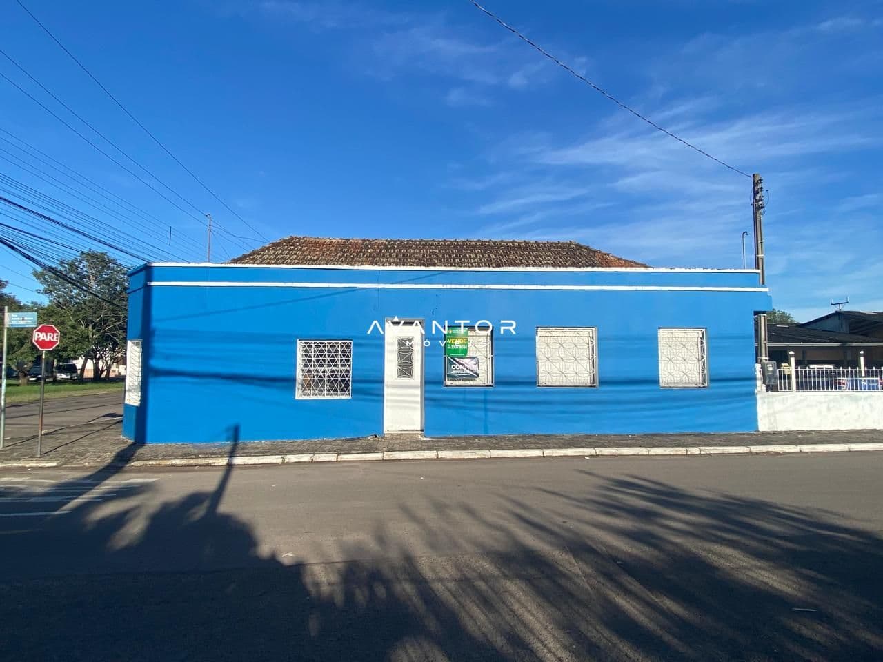 Fachada da casa azul com frente para rua — Casa Comercial com 2 salas à venda em Salgado Filho, Santa Maria/RS