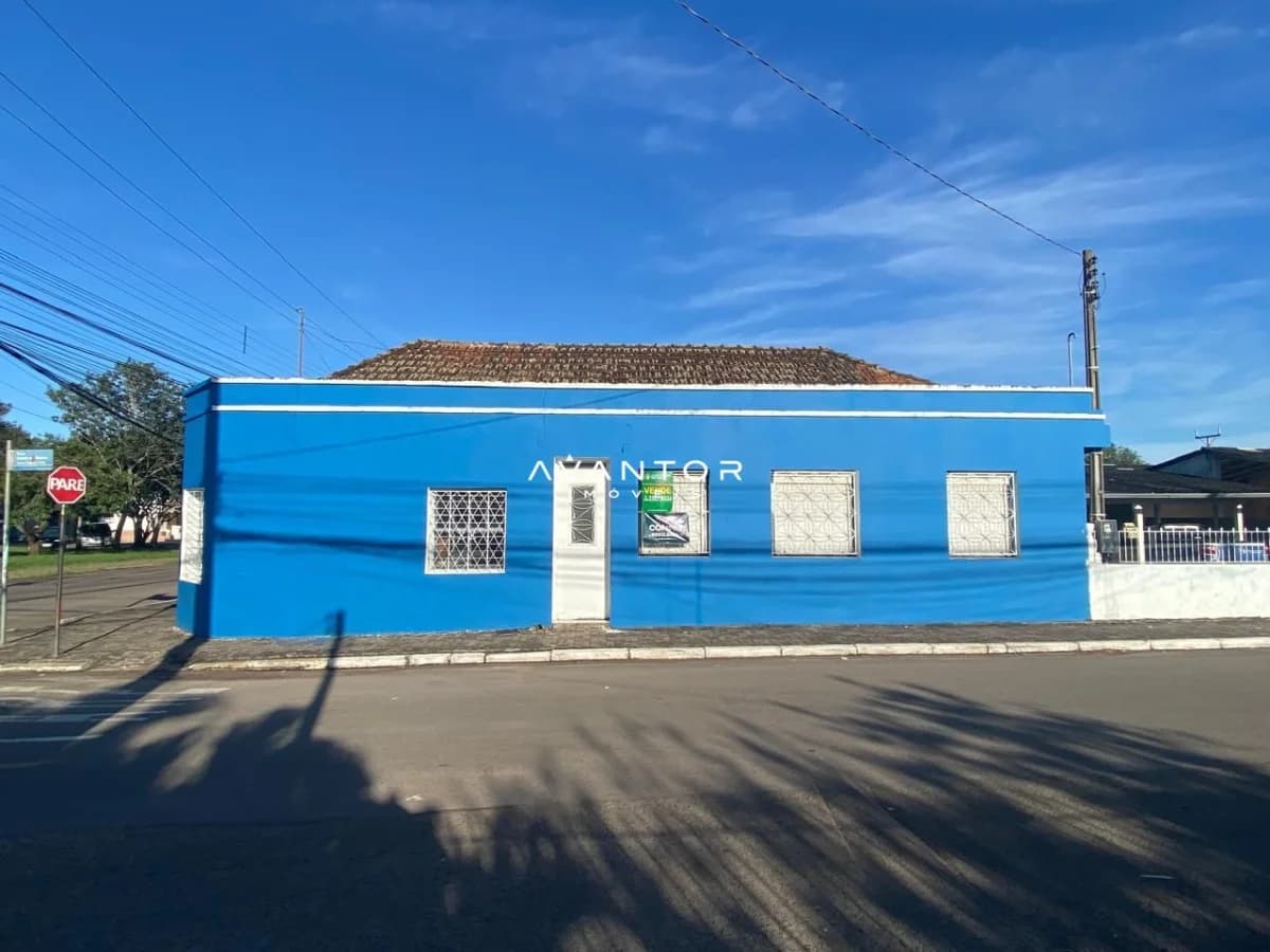 Fachada da casa azul com frente para rua — Casa Comercial com 2 salas à venda em Salgado Filho, Santa Maria/RS