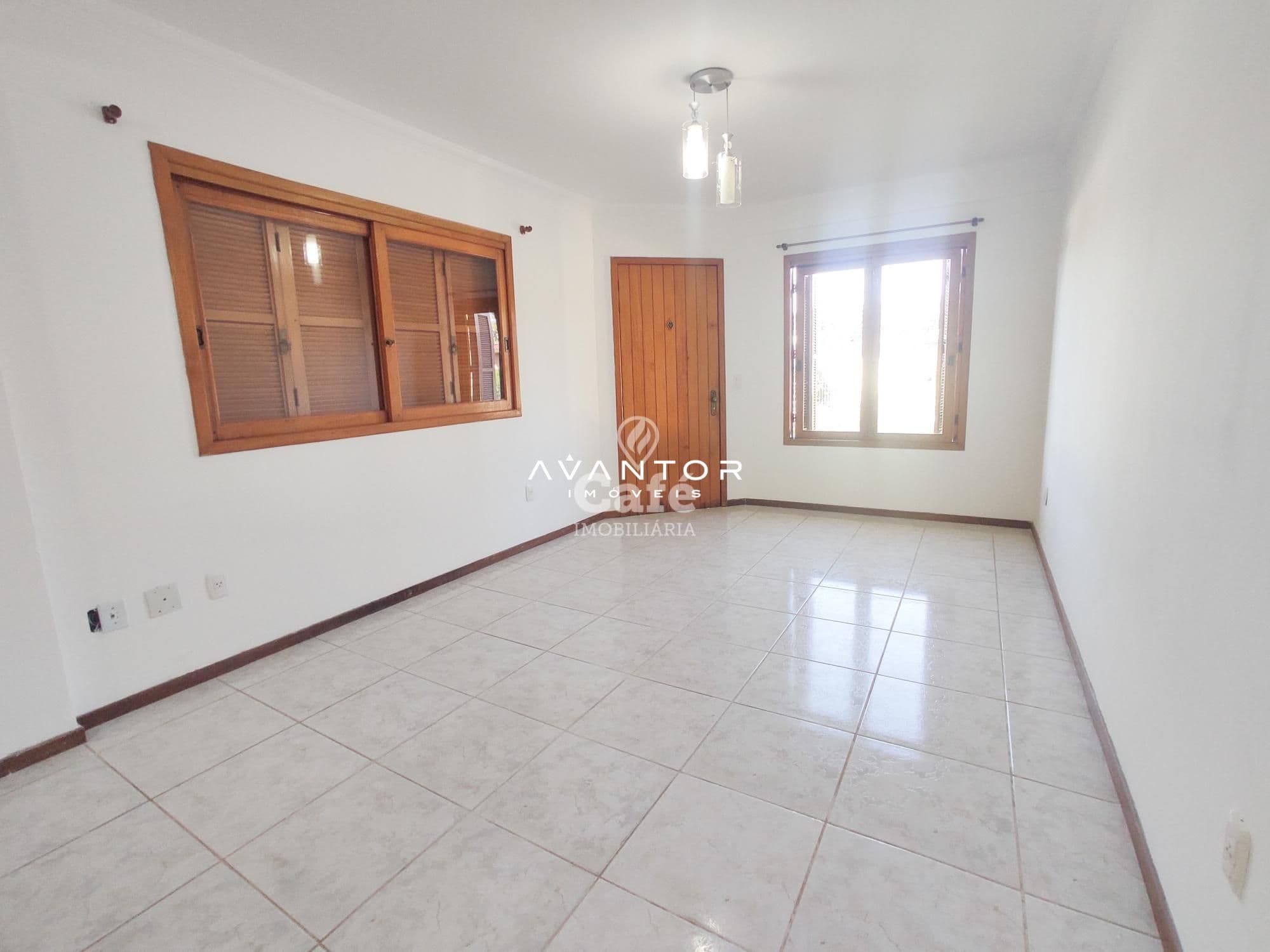 Casa térrea seminova com 2 dormitórios, 2 banheiros, 4 garagens e uma linda área gourmet c — Casa com 2 quartos à venda em Camobi, Santa Maria/RS