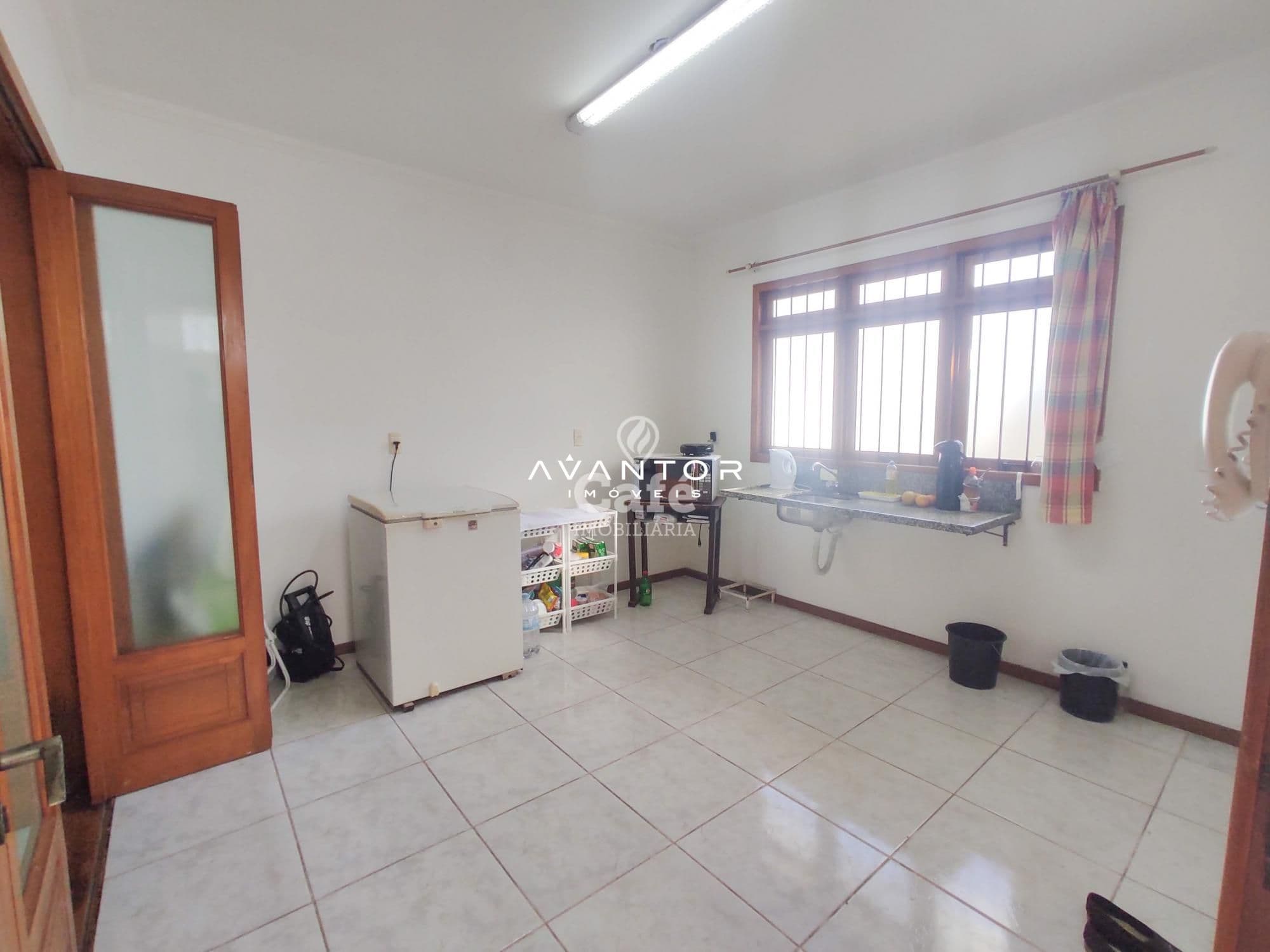 Casa térrea seminova com 2 dormitórios, 2 banheiros, 4 garagens e uma linda área gourmet c — Casa com 2 quartos à venda em Camobi, Santa Maria/RS