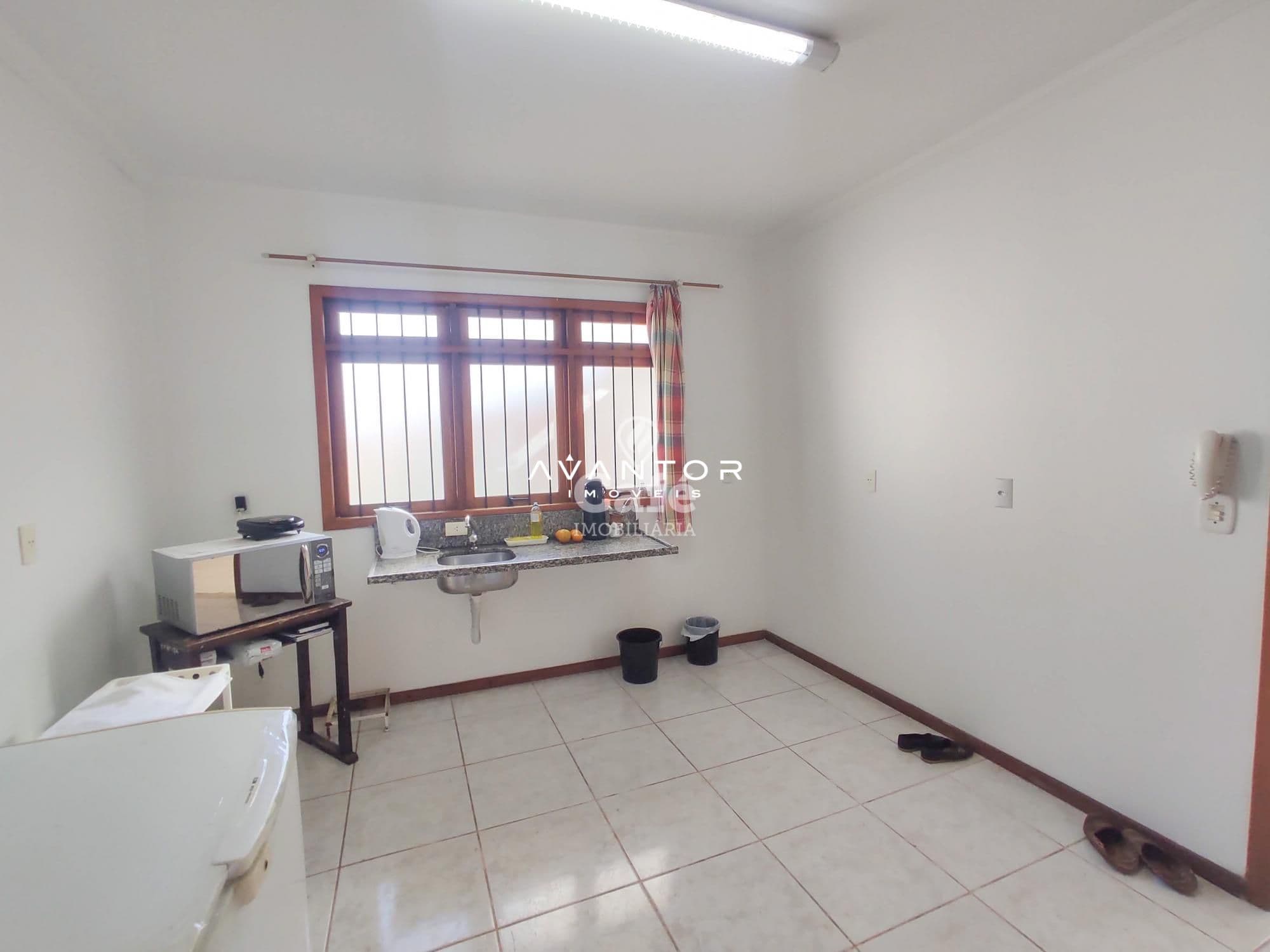 Casa térrea seminova com 2 dormitórios, 2 banheiros, 4 garagens e uma linda área gourmet c — Casa com 2 quartos à venda em Camobi, Santa Maria/RS