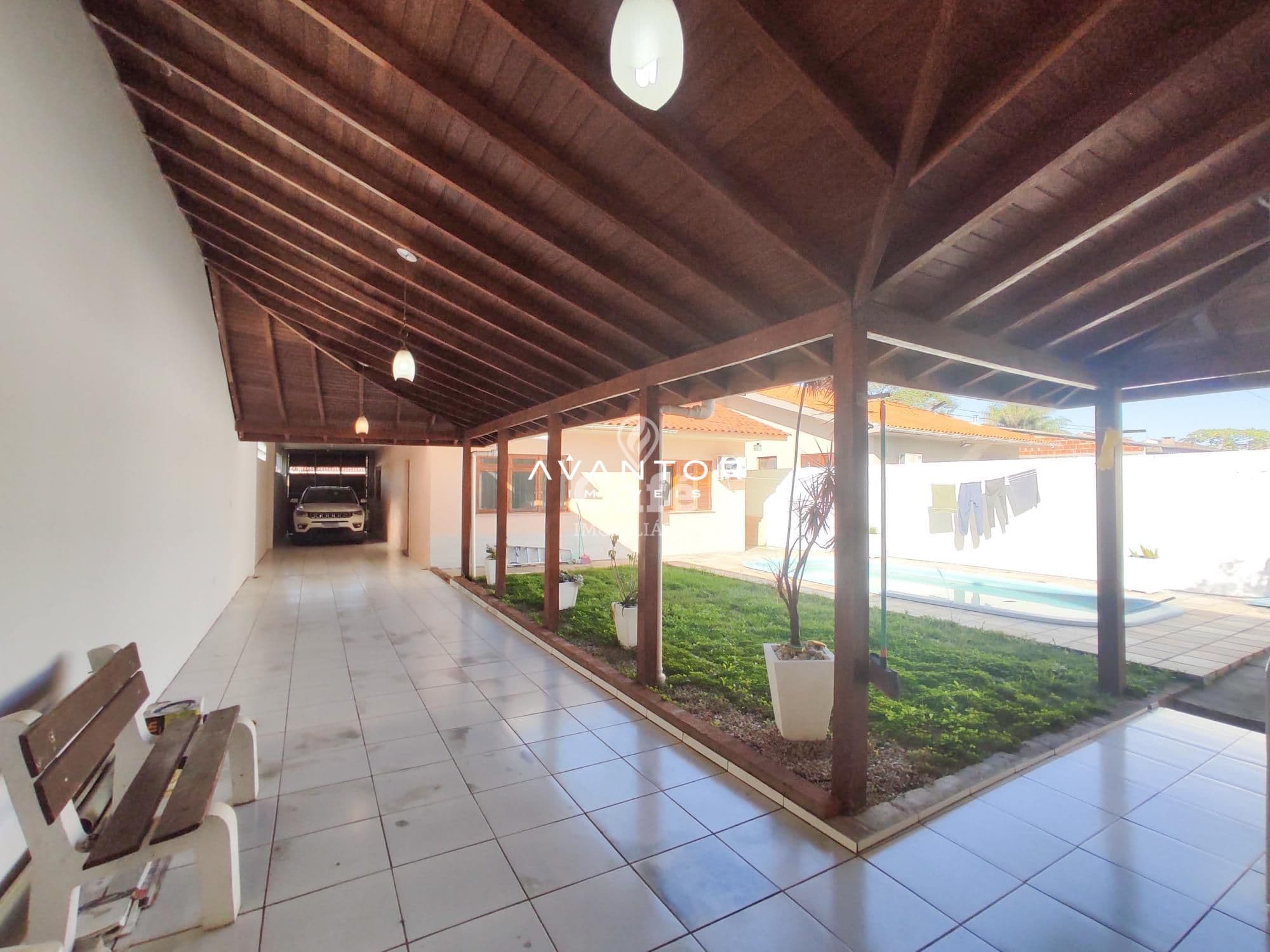 Casa térrea seminova com 2 dormitórios, 2 banheiros, 4 garagens e uma linda área gourmet c — Casa com 2 quartos à venda em Camobi, Santa Maria/RS