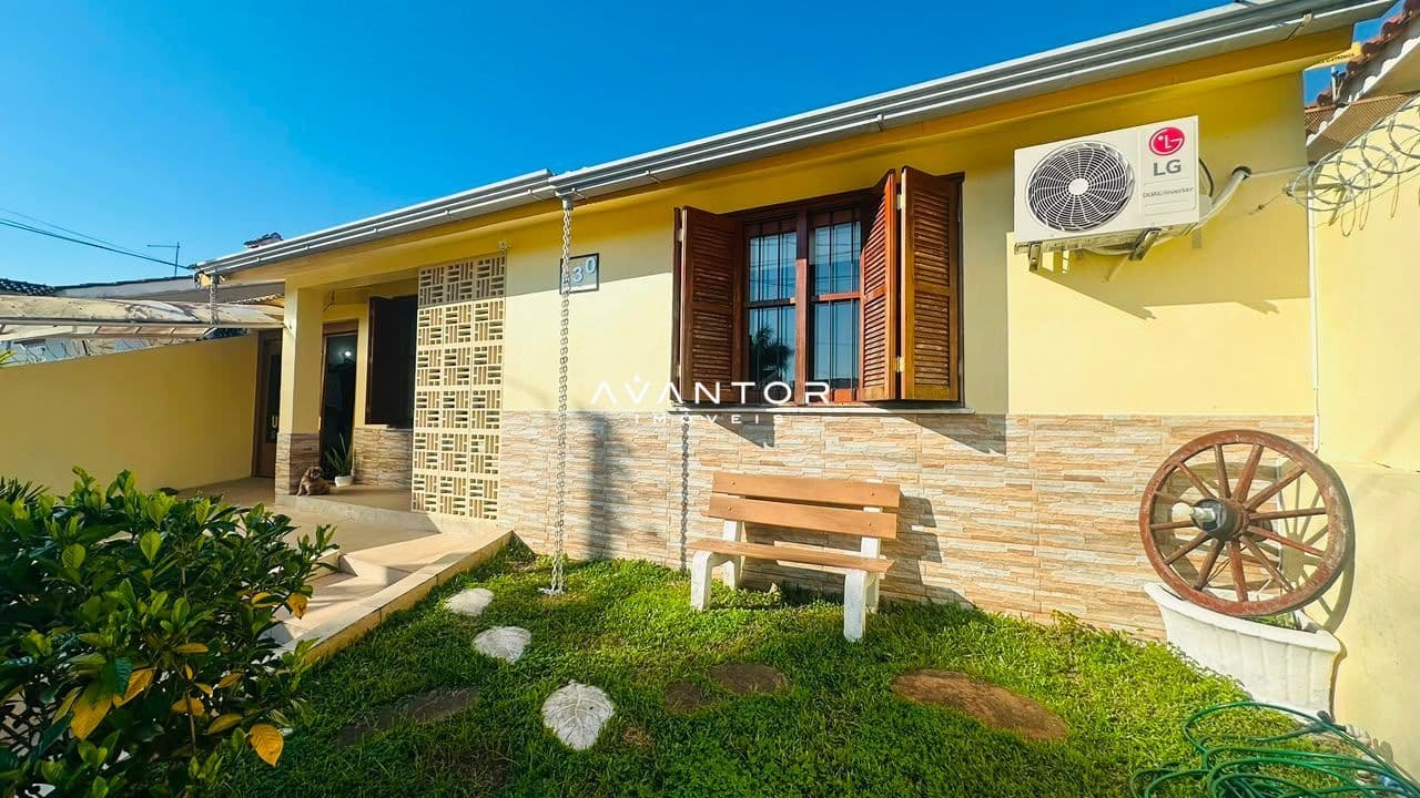 Fachada da casa com jardim frontal — Casa com 4 quartos à venda em Camobi, Santa Maria/RS