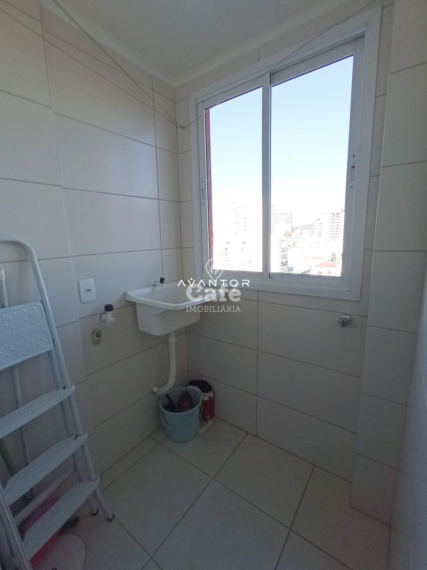 Apartamento no Centro, Mobiliado De 1 Dormitório, Sala e Cozinha Conjugadas, Banheiro Soci — Apartamento com 1 quarto à venda em Centro, Santa Maria/RS