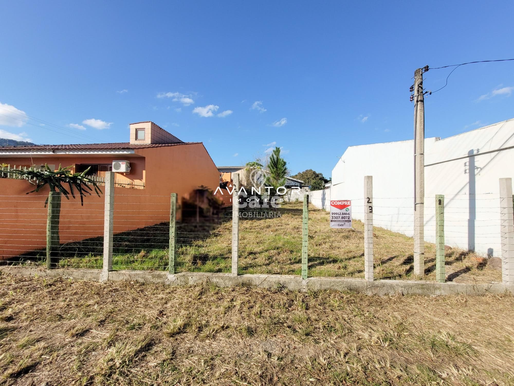 Terreno com construções vizinhas — Terreno à venda em Chácara das Flores, Santa Maria/RS
