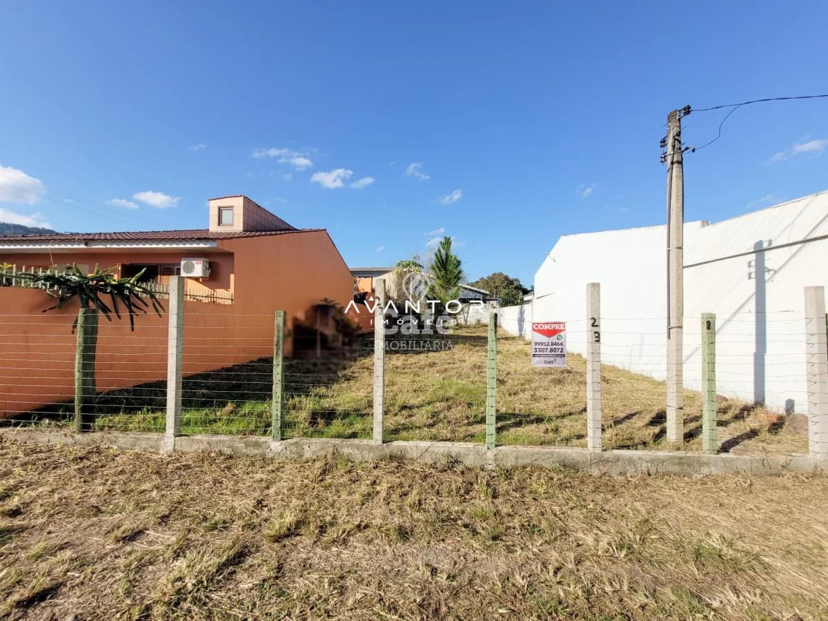 Terreno com construções vizinhas — Terreno à venda em Chácara das Flores, Santa Maria/RS