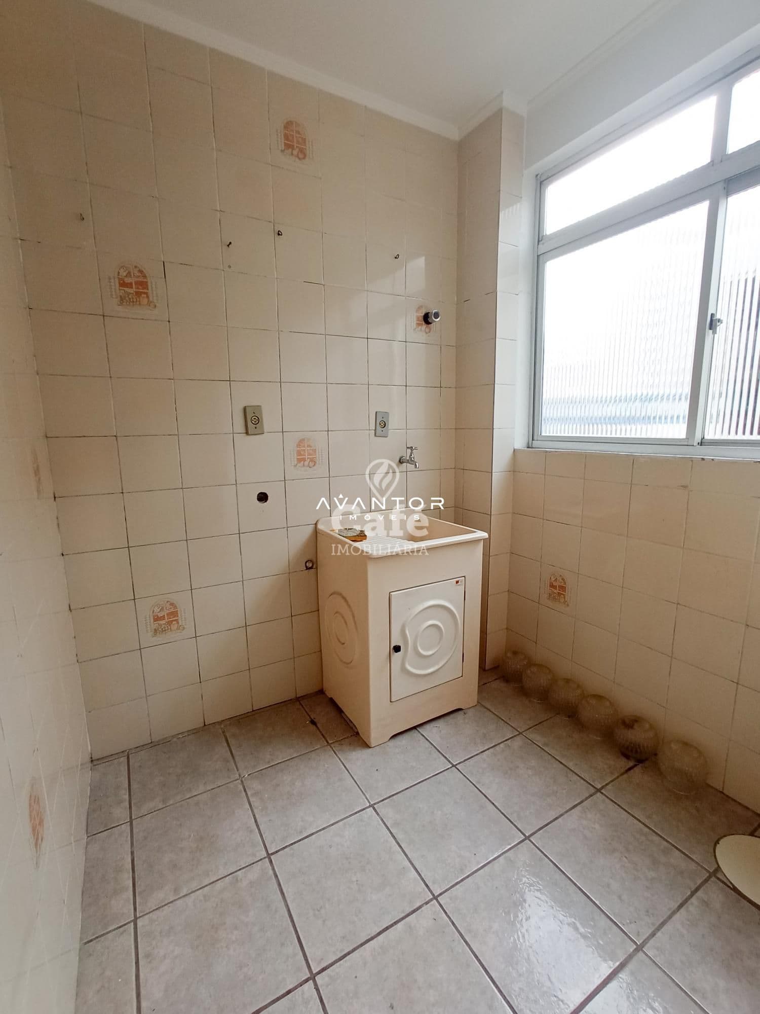 Apartamento no Centro De 2 Dormitórios, Sala de Estar, Banheiro Social, Cozinha, Área de S — Apartamento com 2 quartos à venda em Centro, Santa Maria/RS