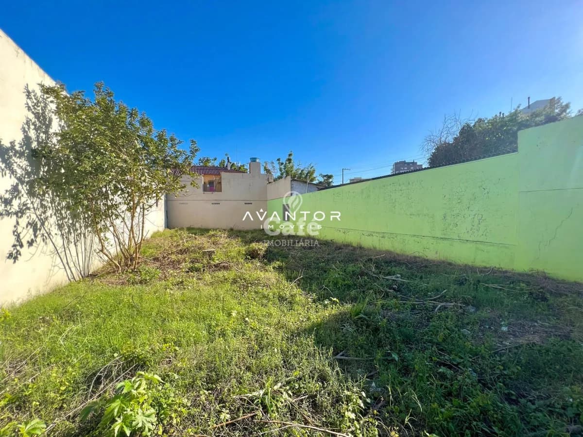 Terreno com vegetação e muro — Terreno à venda em Duque de Caxias, Santa Maria/RS