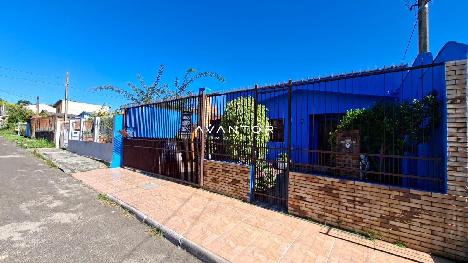 Fachada da casa com portão e muro — Casa com 3 quartos à venda em Nossa Senhora Medianeira, Santa Maria/RS