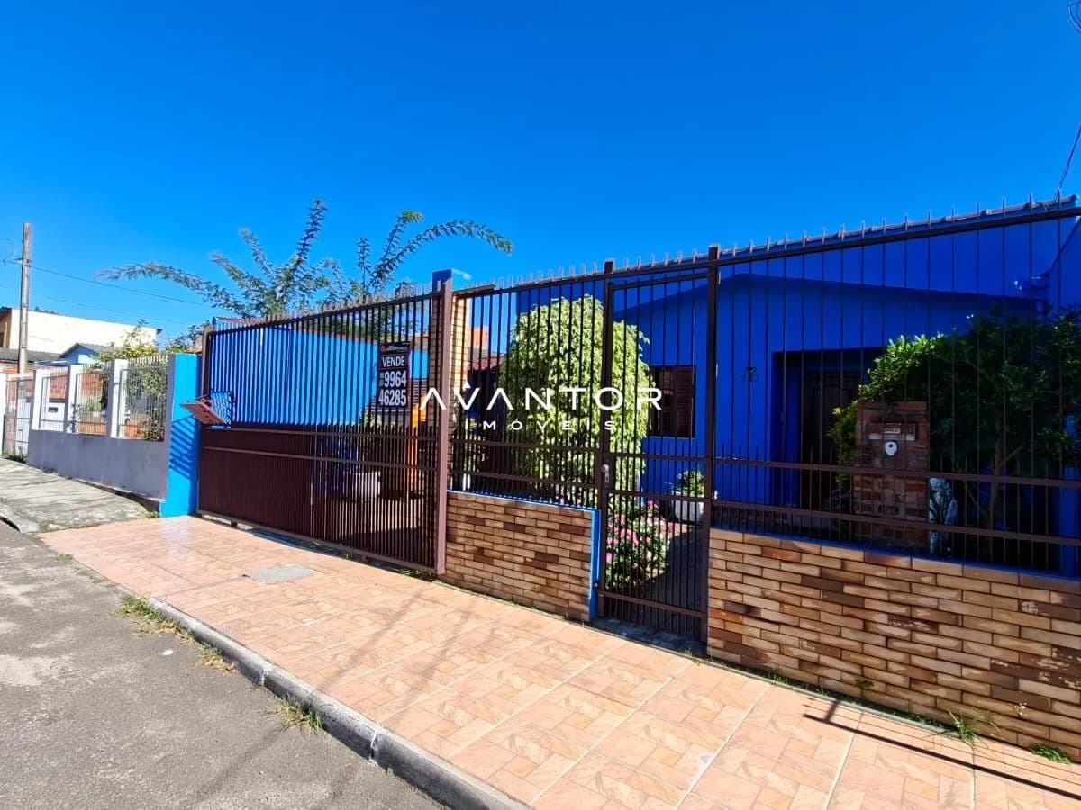 Fachada da casa com portão e muro — Casa com 3 quartos à venda em Nossa Senhora Medianeira, Santa Maria/RS