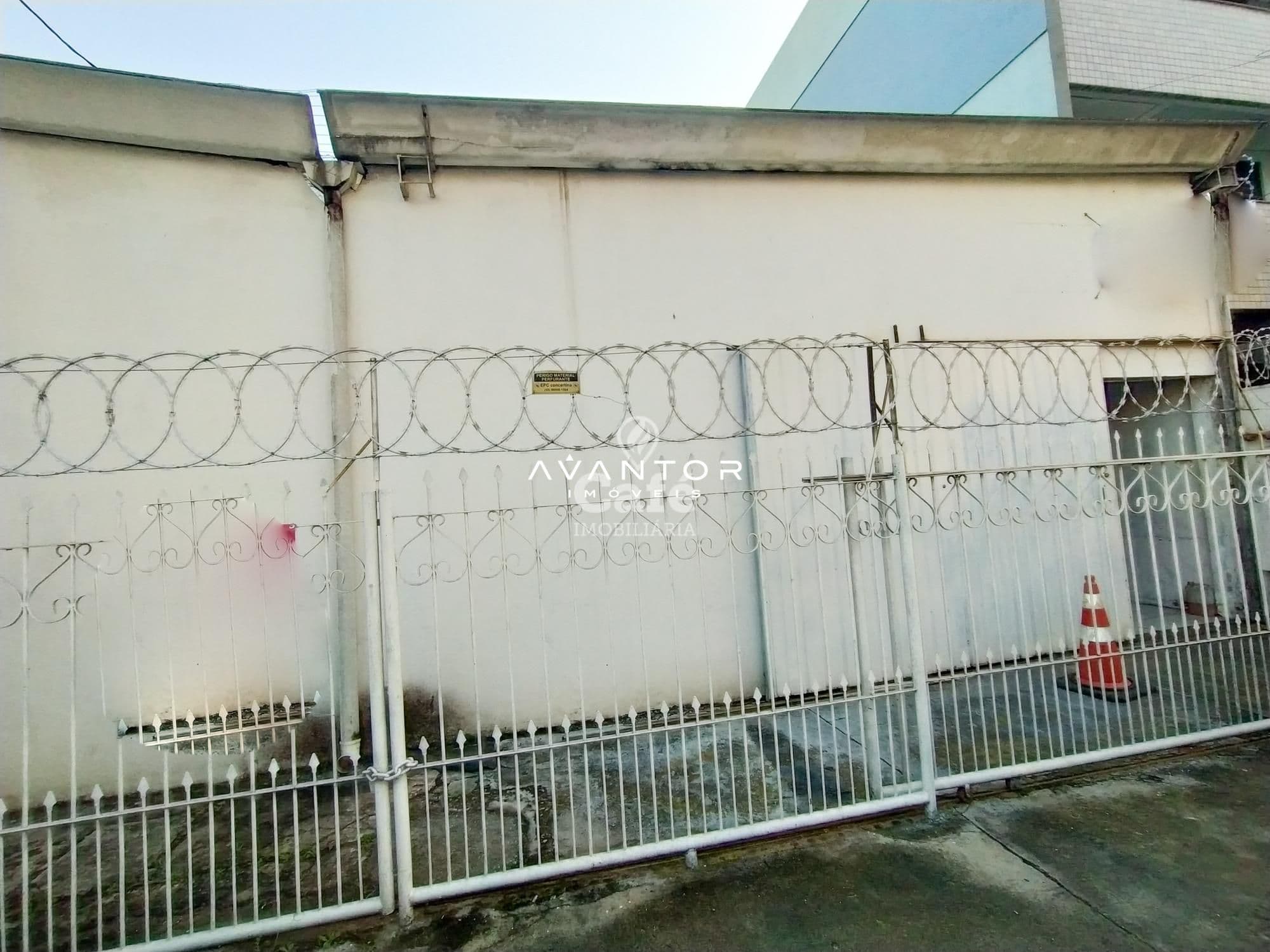 Fachada da casa com portão — Pavilhão à venda em Nossa Senhora de Fátima, Santa Maria/RS