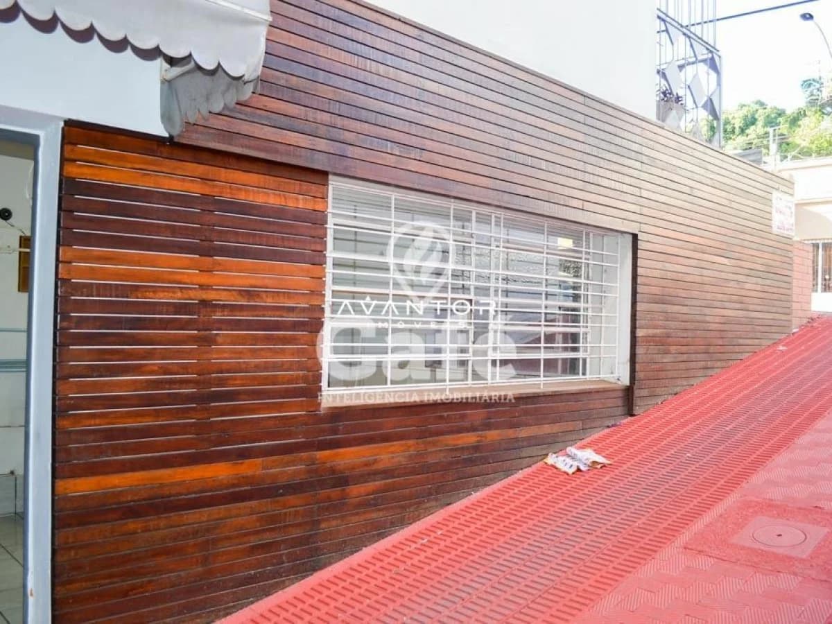Fachada da casa com garagem de madeira — Sala Comercial à venda no Edifício Motta, em Centro, Santa Maria/RS