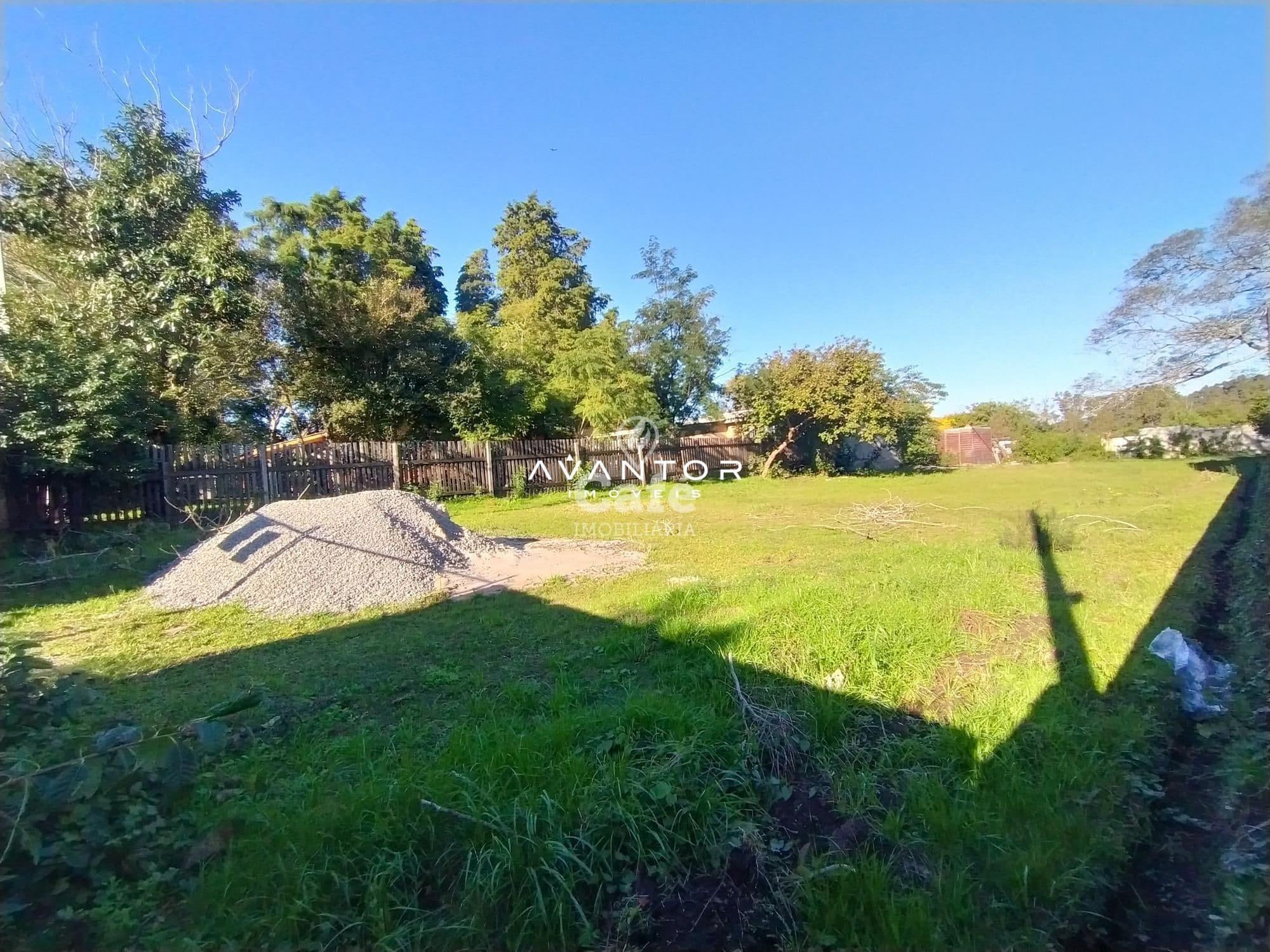 Terreno com cerca de madeira e vegetação — Terreno à venda em Camobi, Santa Maria/RS