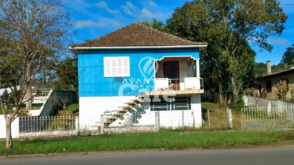 Fachada da casa com sacada — Terreno à venda em Nossa Senhora das Dores, Santa Maria/RS