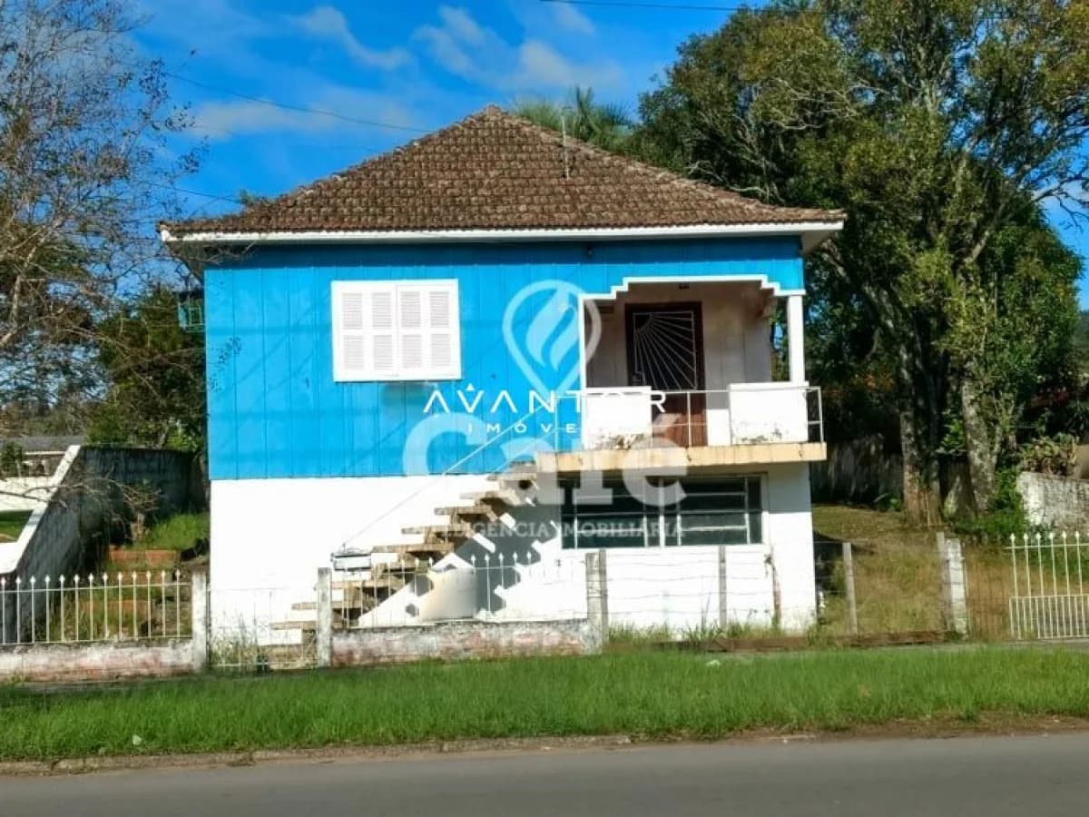 Fachada da casa com sacada — Terreno à venda em Nossa Senhora das Dores, Santa Maria/RS