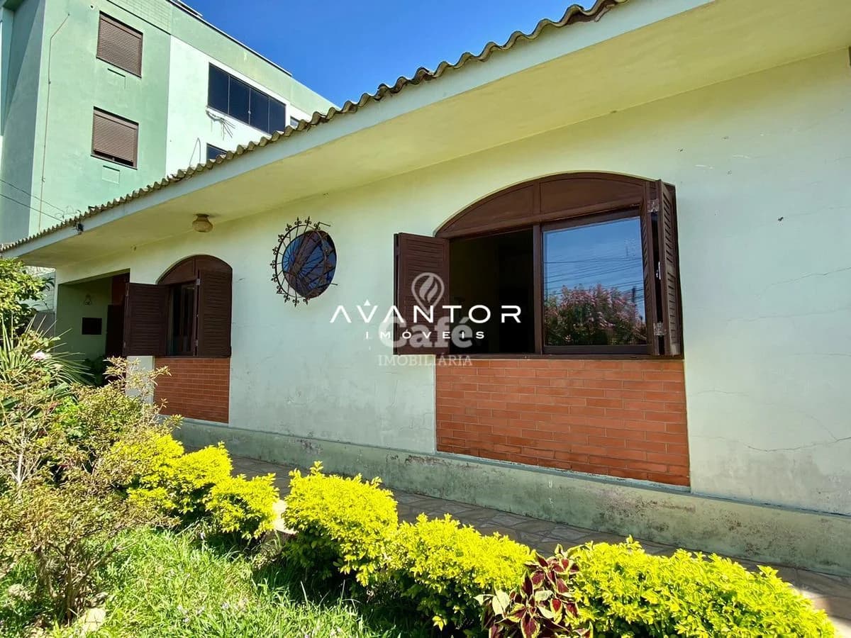 Fachada da casa com janelas e porta — Casa com 3 quartos à venda em Nossa Senhora Medianeira, Santa Maria/RS