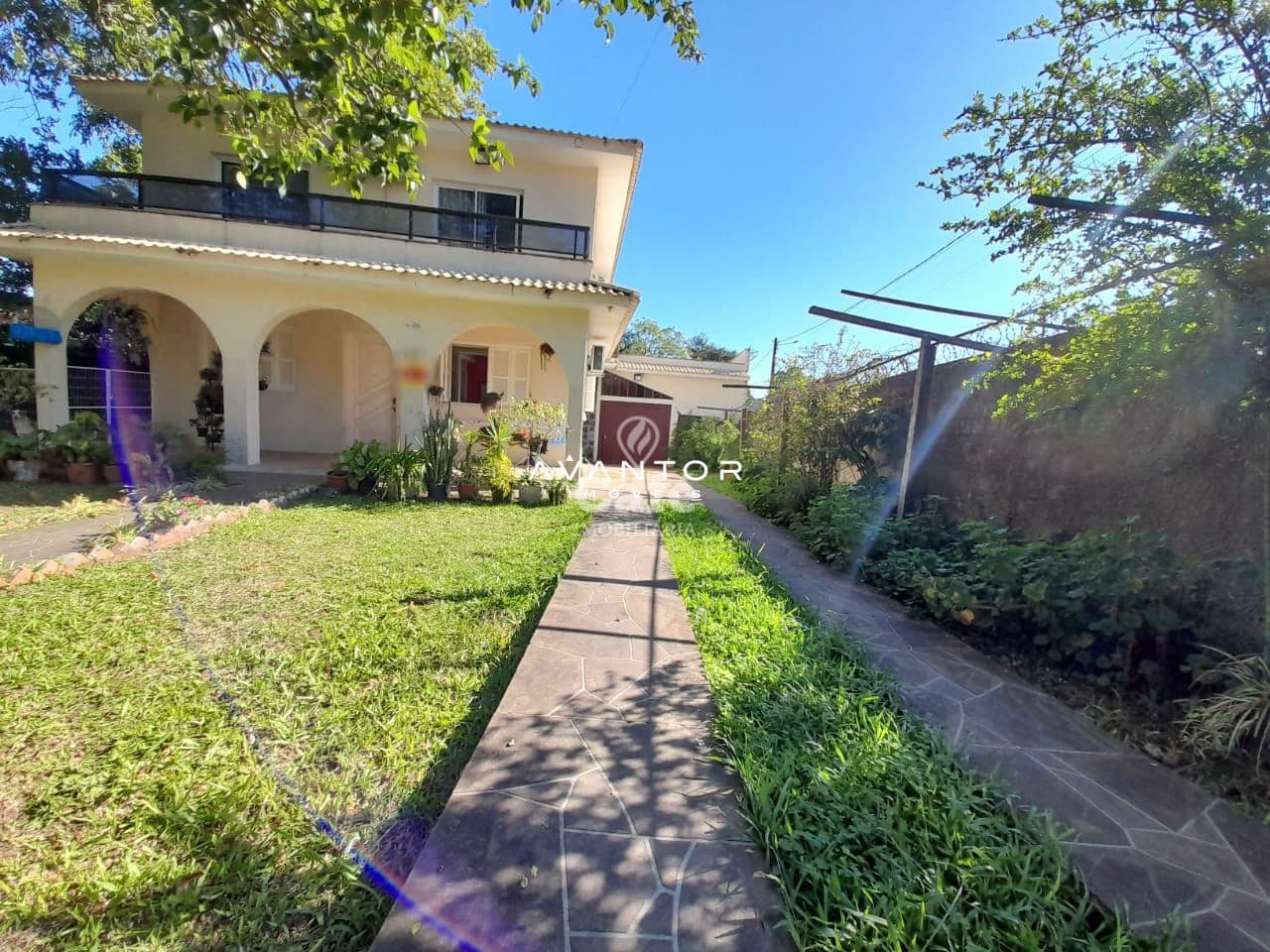 Fachada da casa com pátio e jardim — Casa com 6 quartos à venda em Chácara das Flores, Santa Maria/RS
