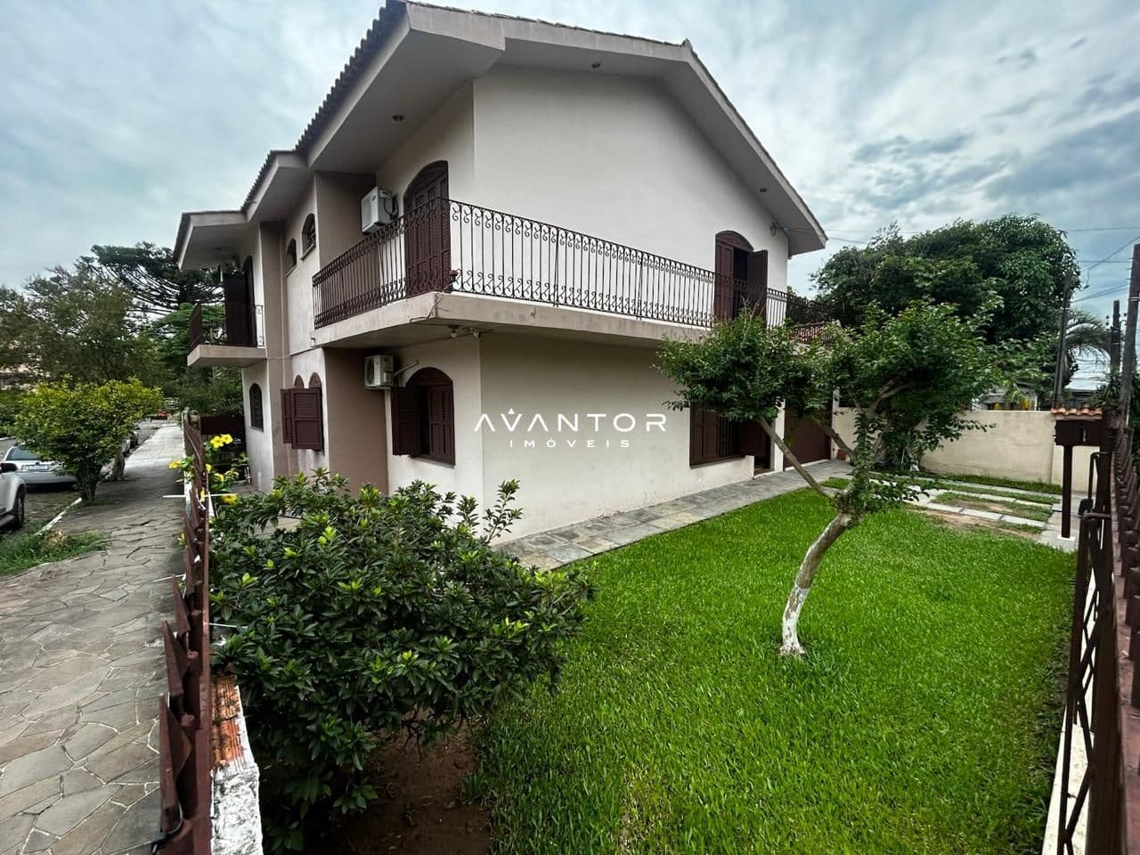 Fachada da casa com sacada — Casa com 5 quartos à venda em Nossa Senhora Medianeira, Santa Maria/RS