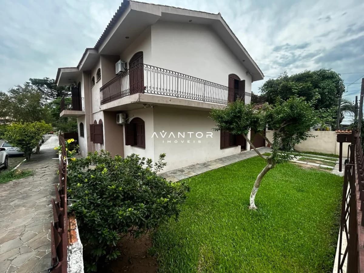 Fachada da casa com sacada — Casa com 5 quartos à venda em Nossa Senhora Medianeira, Santa Maria/RS
