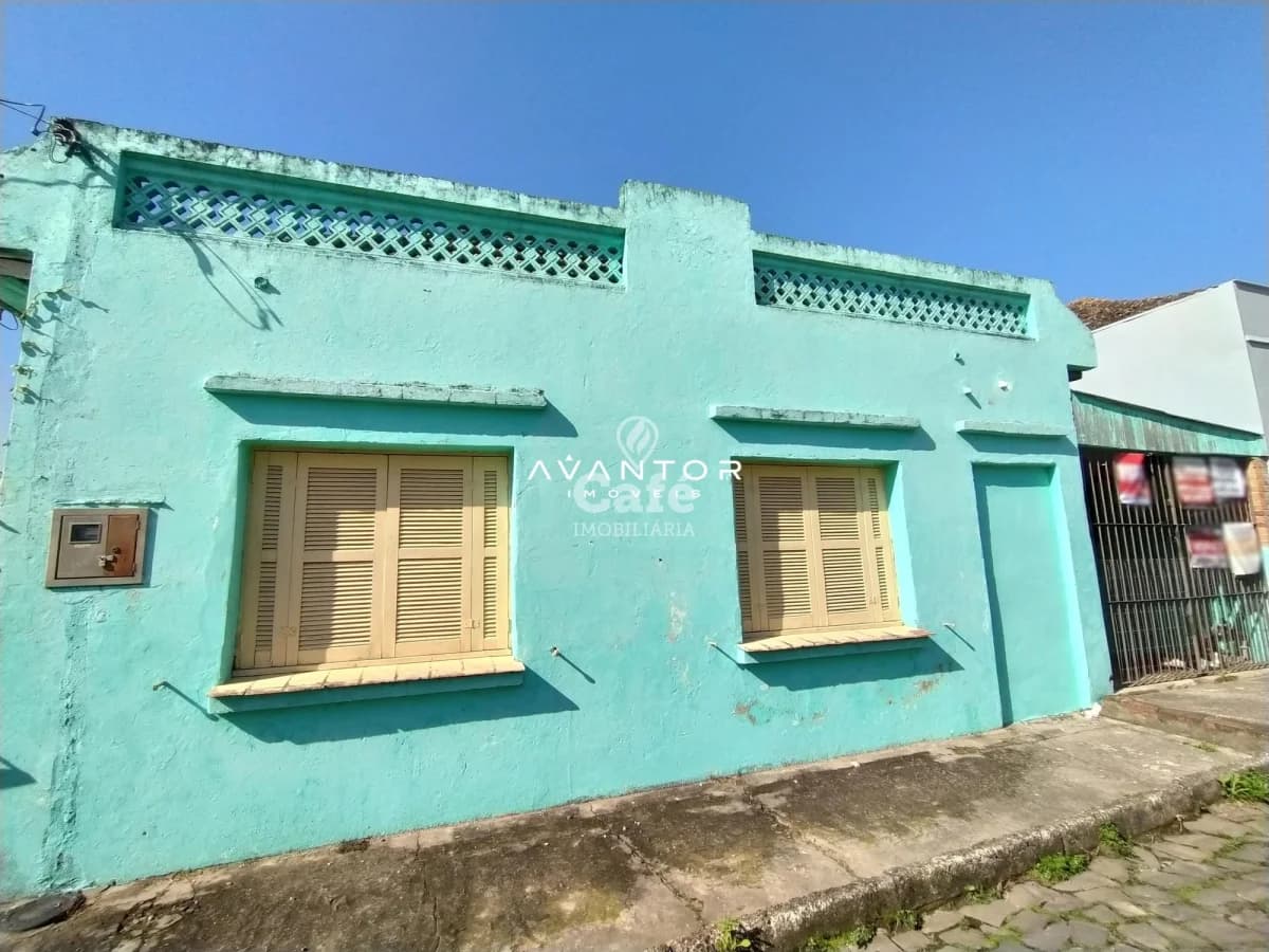 Fachada da casa com duas janelas — Terreno à venda em Itararé, Santa Maria/RS