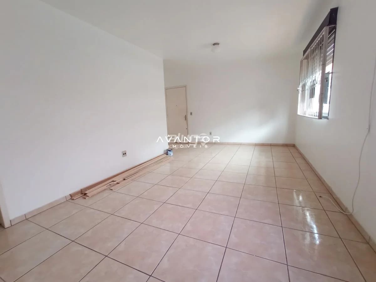 Sala de estar com piso em cerâmica — Apartamento com 3 quartos à venda em Nossa Senhora de Fátima, Santa Maria/RS