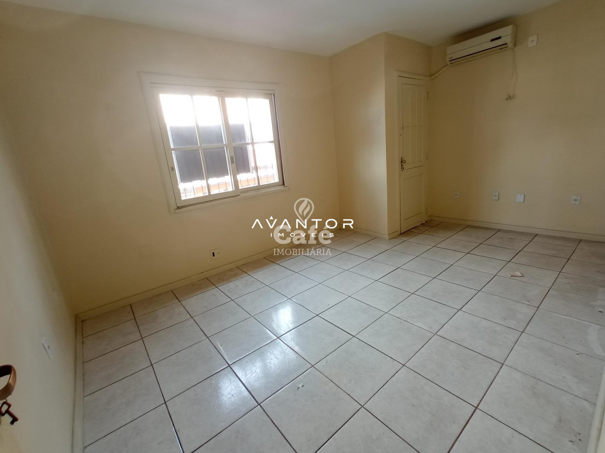 Conjunto de Salas Comerciais são 4 Salas, 2 Banheiros, Banheira de Hidromassagem e Sacada — Sala Comercial com 4 salas à venda em Centro, Santa Maria/RS
