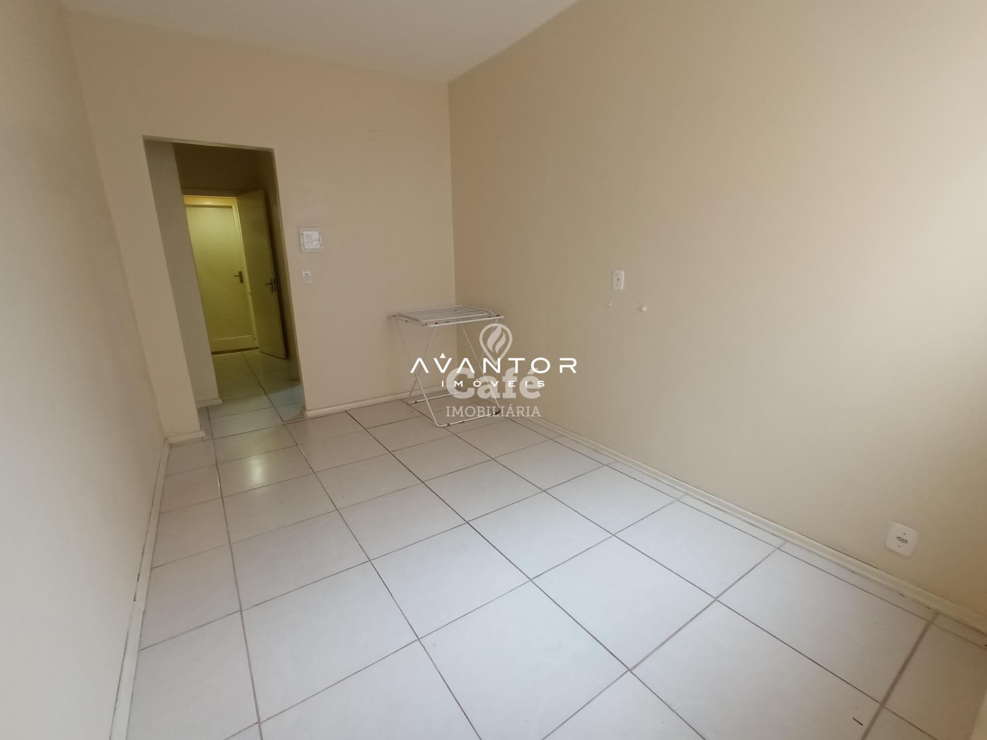 Conjunto de Salas Comerciais são 4 Salas, 2 Banheiros, Banheira de Hidromassagem e Sacada — Sala Comercial com 4 salas à venda em Centro, Santa Maria/RS