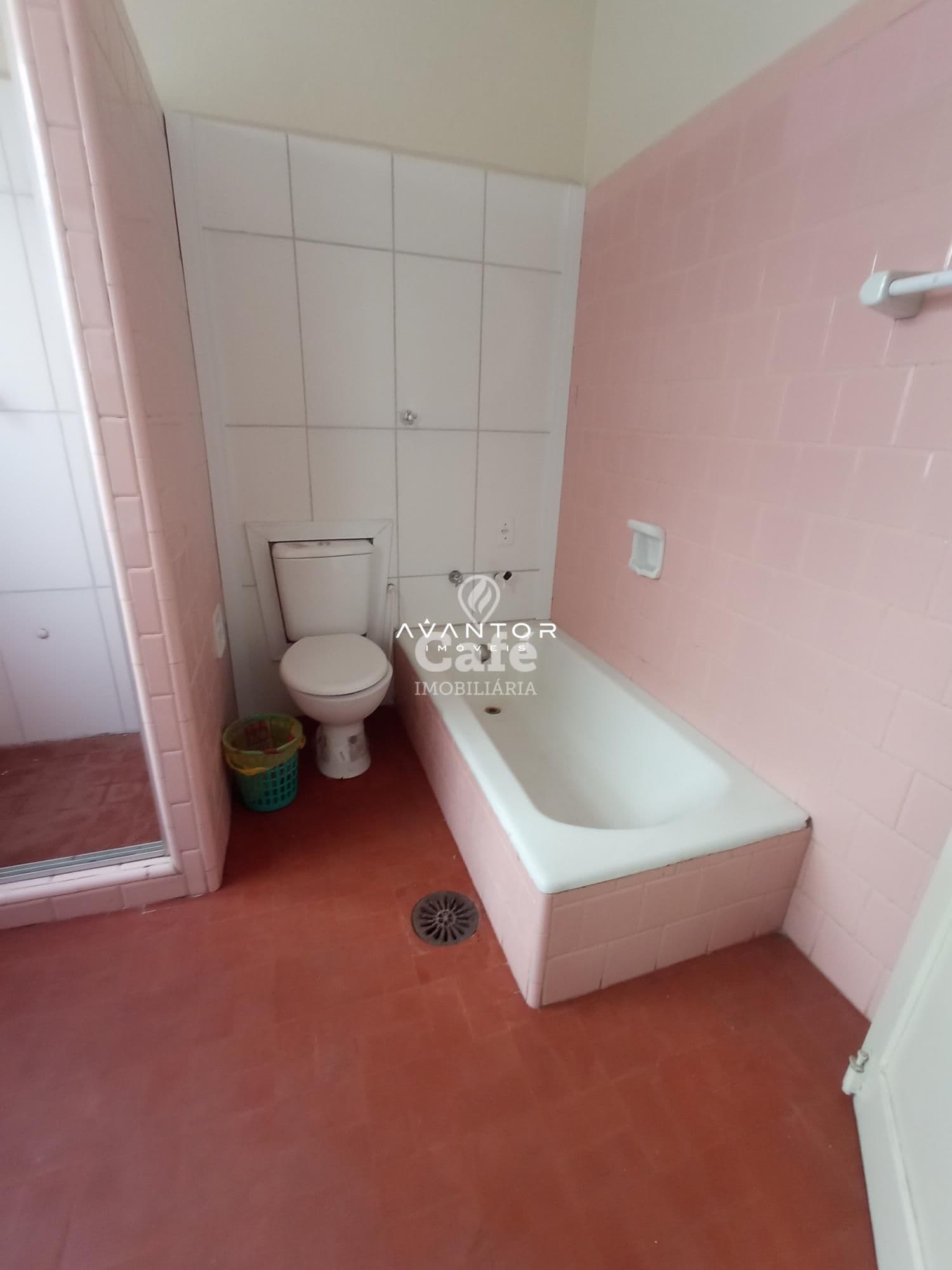 Conjunto de Salas Comerciais são 4 Salas, 2 Banheiros, Banheira de Hidromassagem e Sacada — Sala Comercial com 4 salas à venda em Centro, Santa Maria/RS