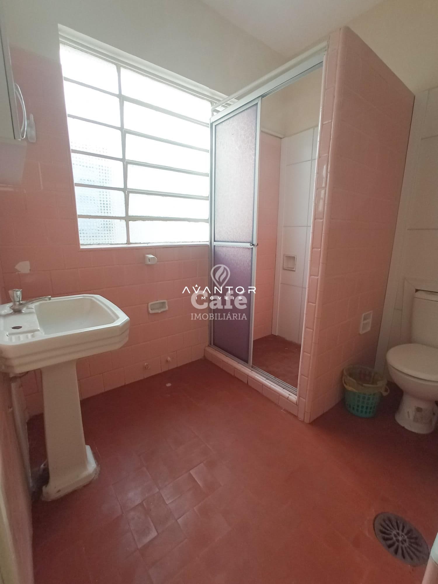 Conjunto de Salas Comerciais são 4 Salas, 2 Banheiros, Banheira de Hidromassagem e Sacada — Sala Comercial com 4 salas à venda em Centro, Santa Maria/RS