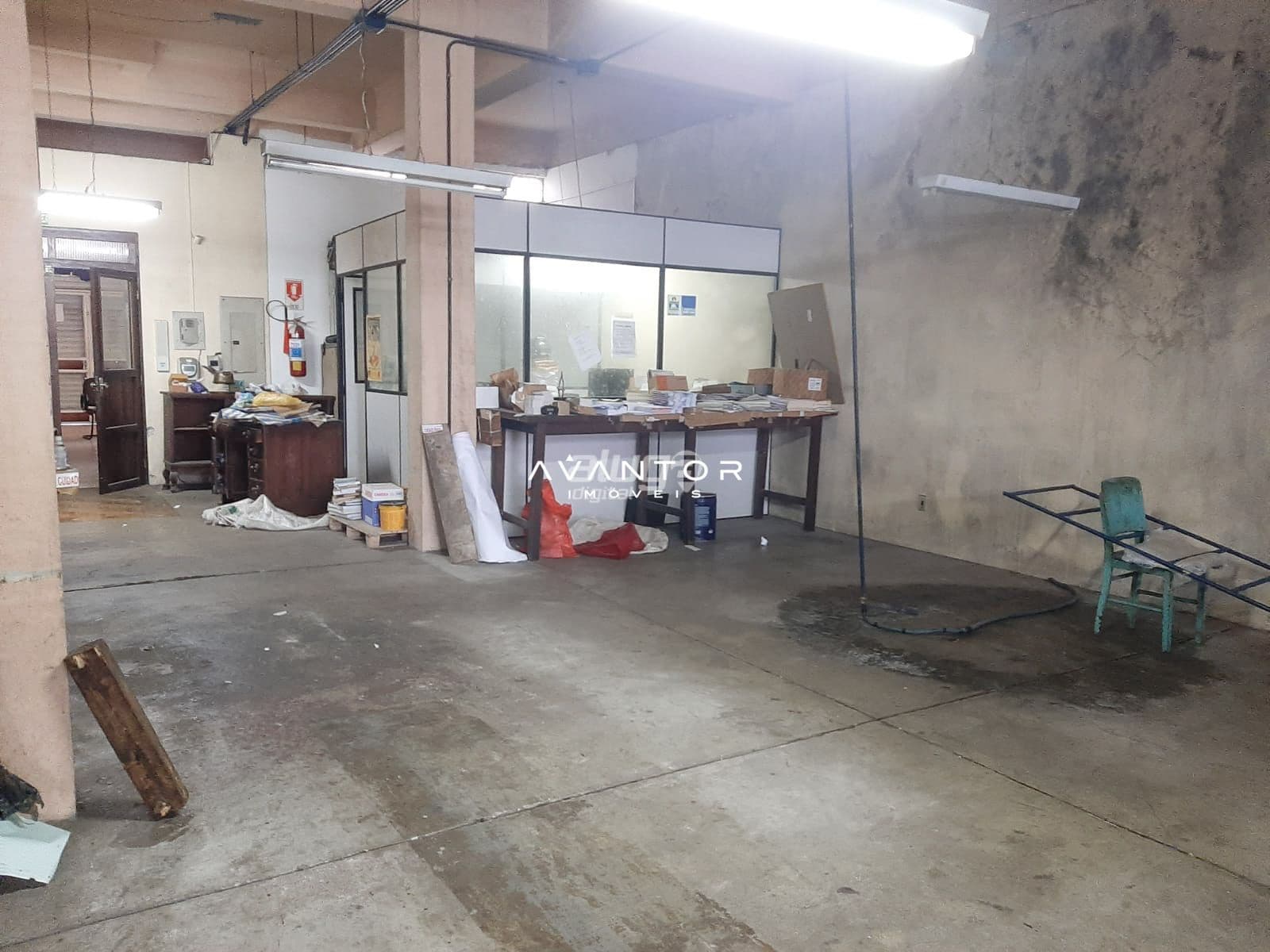 Sala térrea muito bem localizada para locação — Sala Comercial com 3 salas para alugar em Nossa Senhora de Fátima, Santa Maria/RS